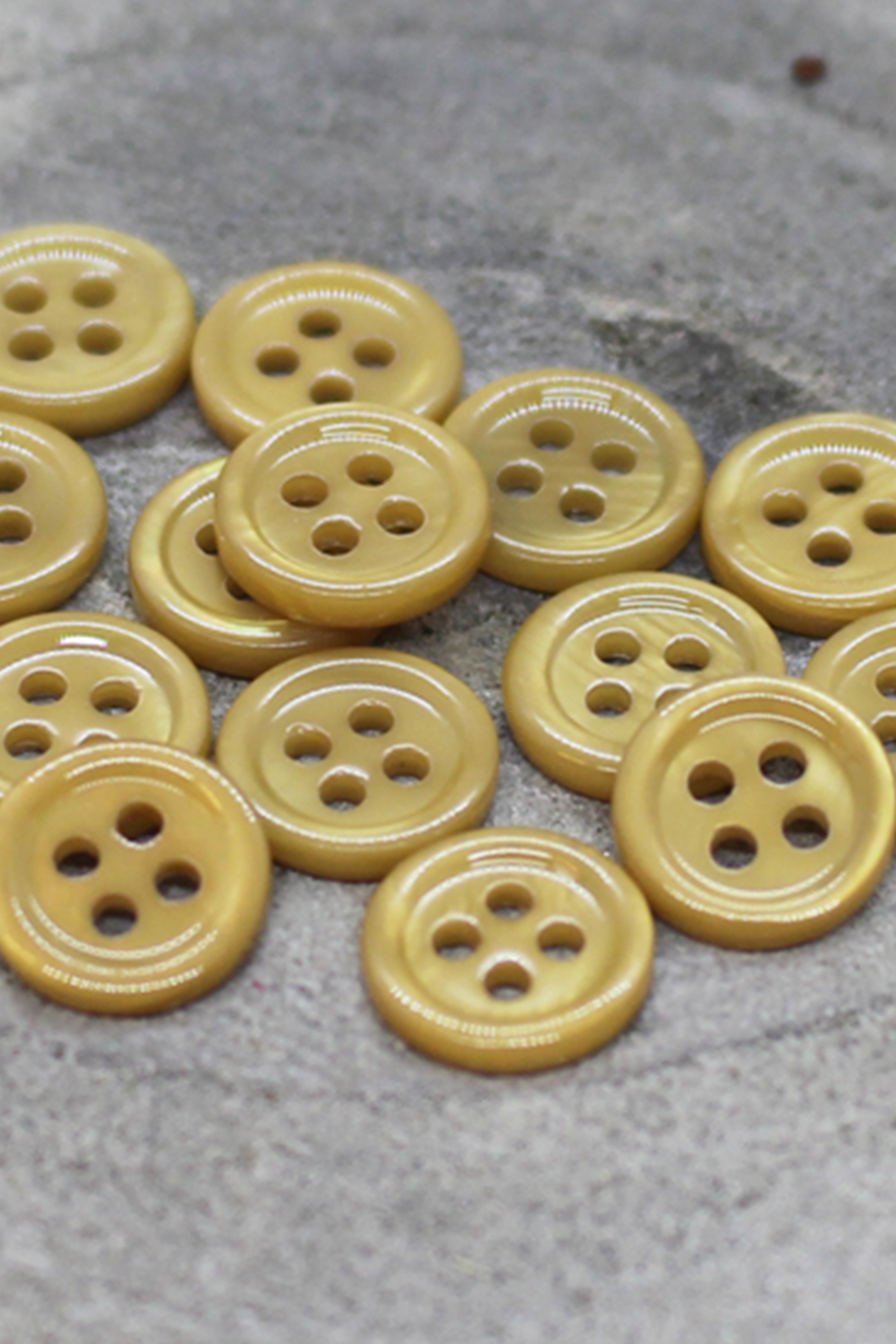 atelier-brunette-boutons-bliss-mustard-x10-boutons-nacre-vernis image 2