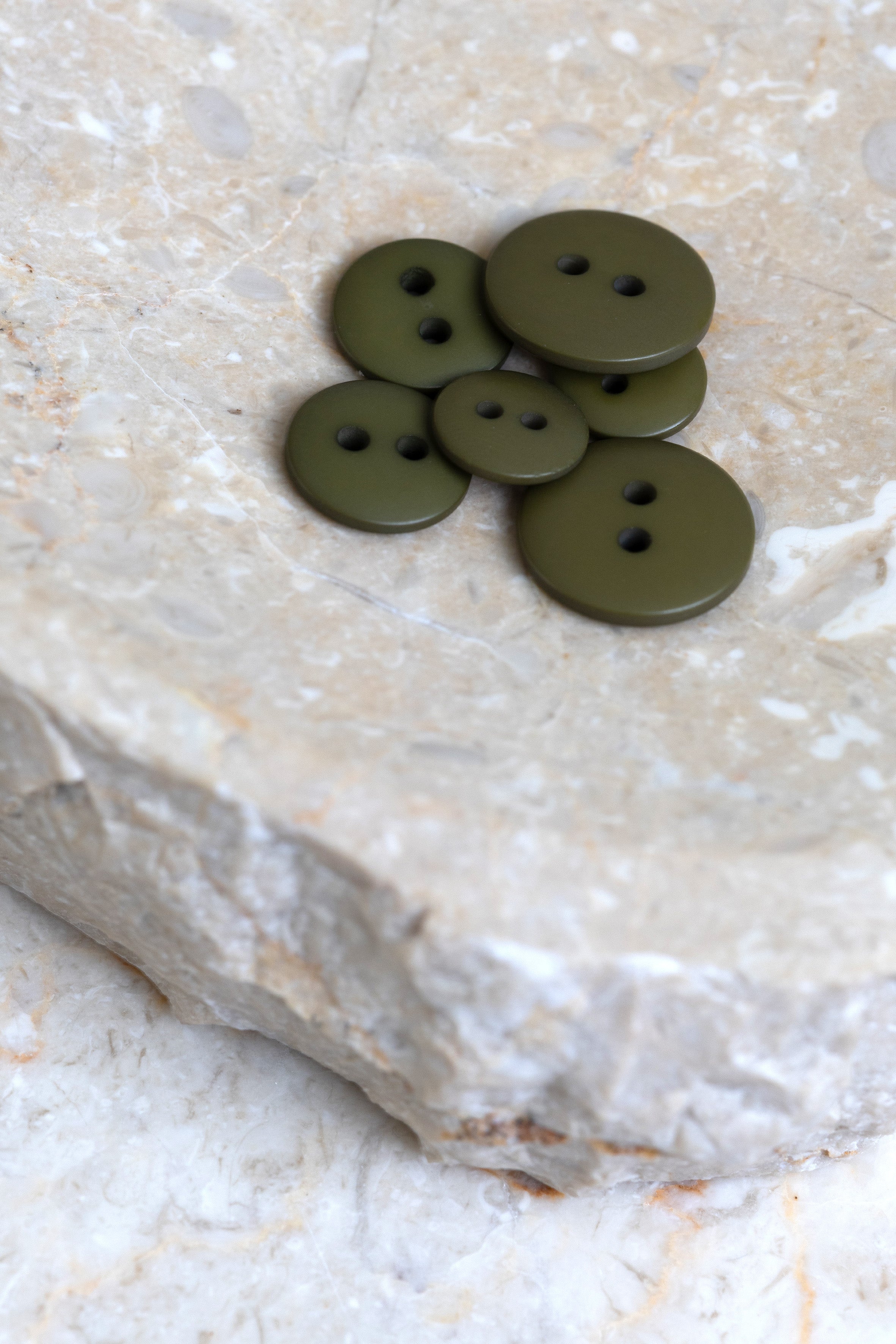 atelier-brunette-boutons-classic-matte-ivy-green-mercerie-couture image 3