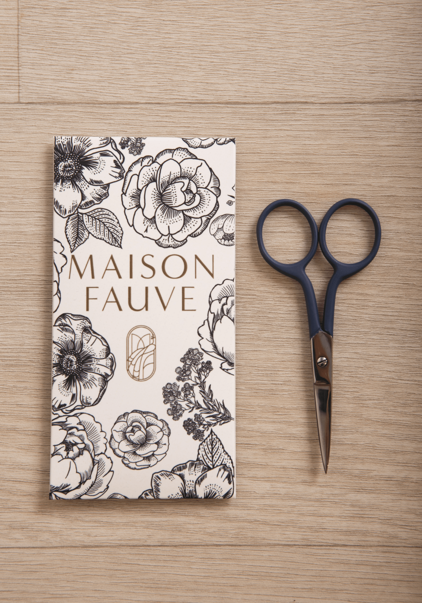 maison-fauve-ciseaux-de-brodeuse-bleu-marine-accessoire-couture image 1