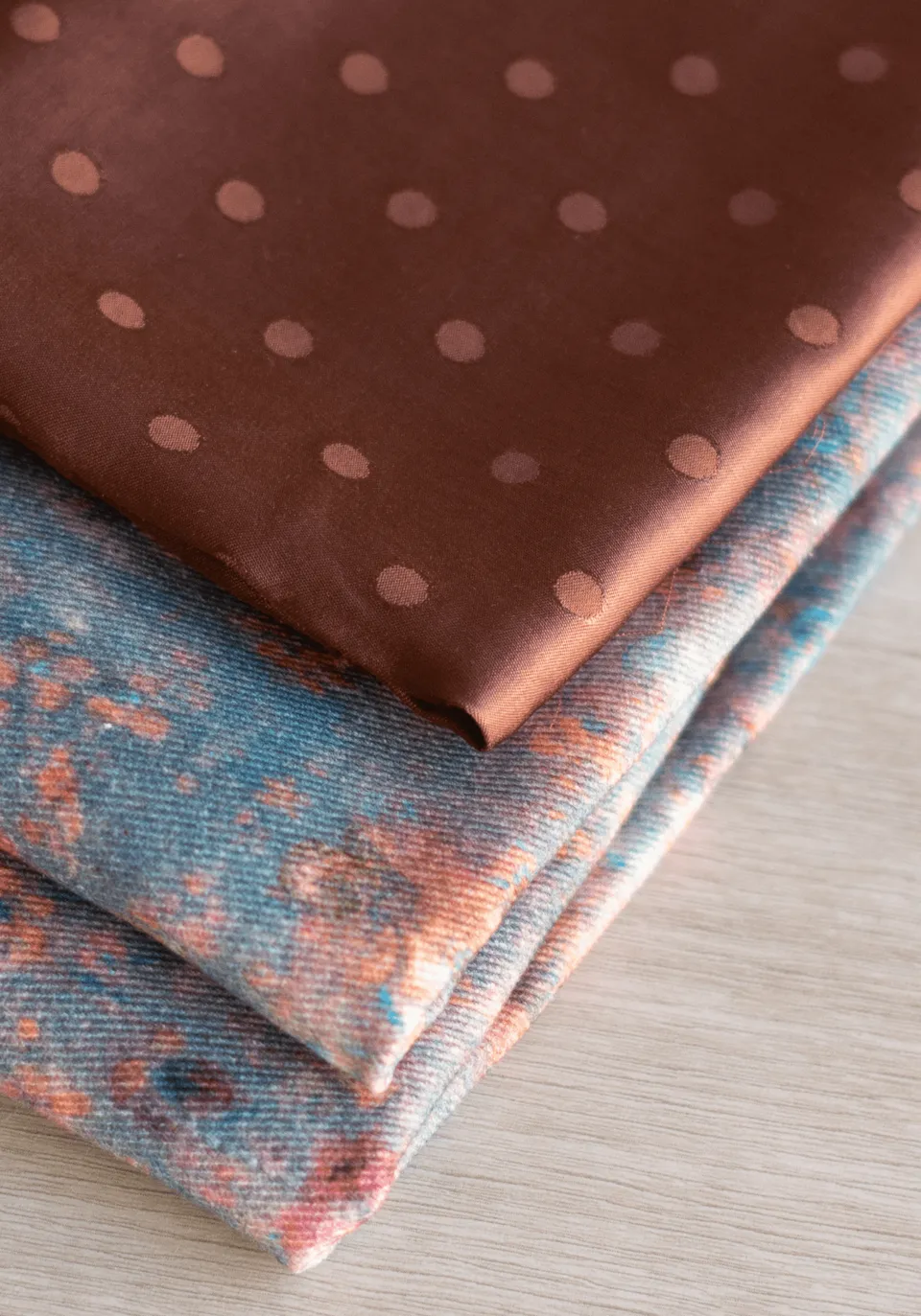maison-fauve-tissu-jacquard-pois-lucente-fluide-v-tements-et-doublures-au-10-cm image 1