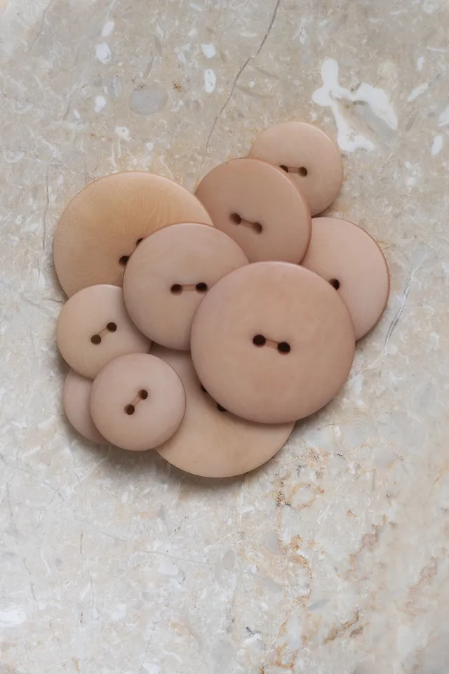 atelier-brunette-boutons-palm-maple-sandy-sand-corozo image 1