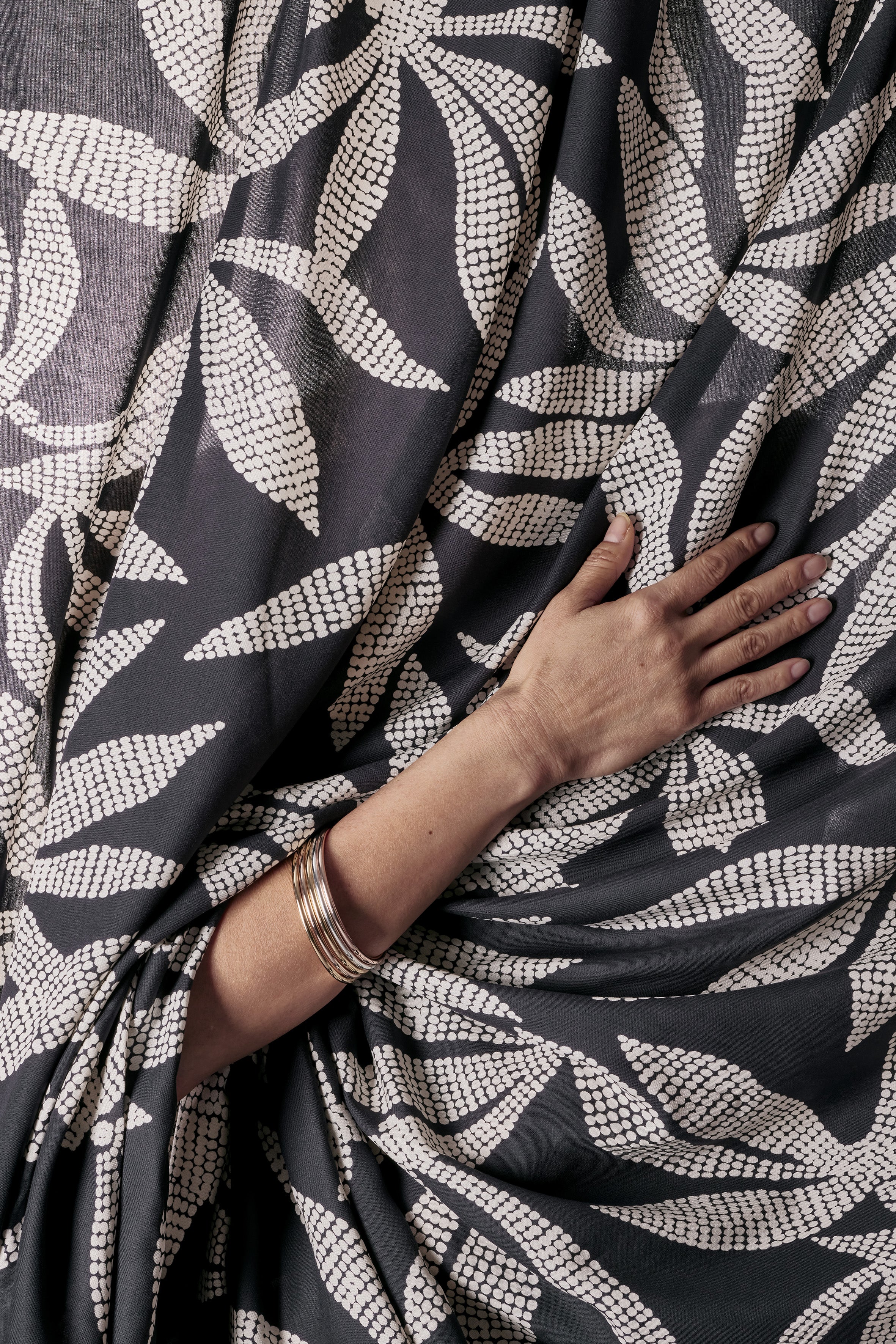 atelier-brunette-tissu-kaola-deep-charcoal-viscose-ecovero image 1