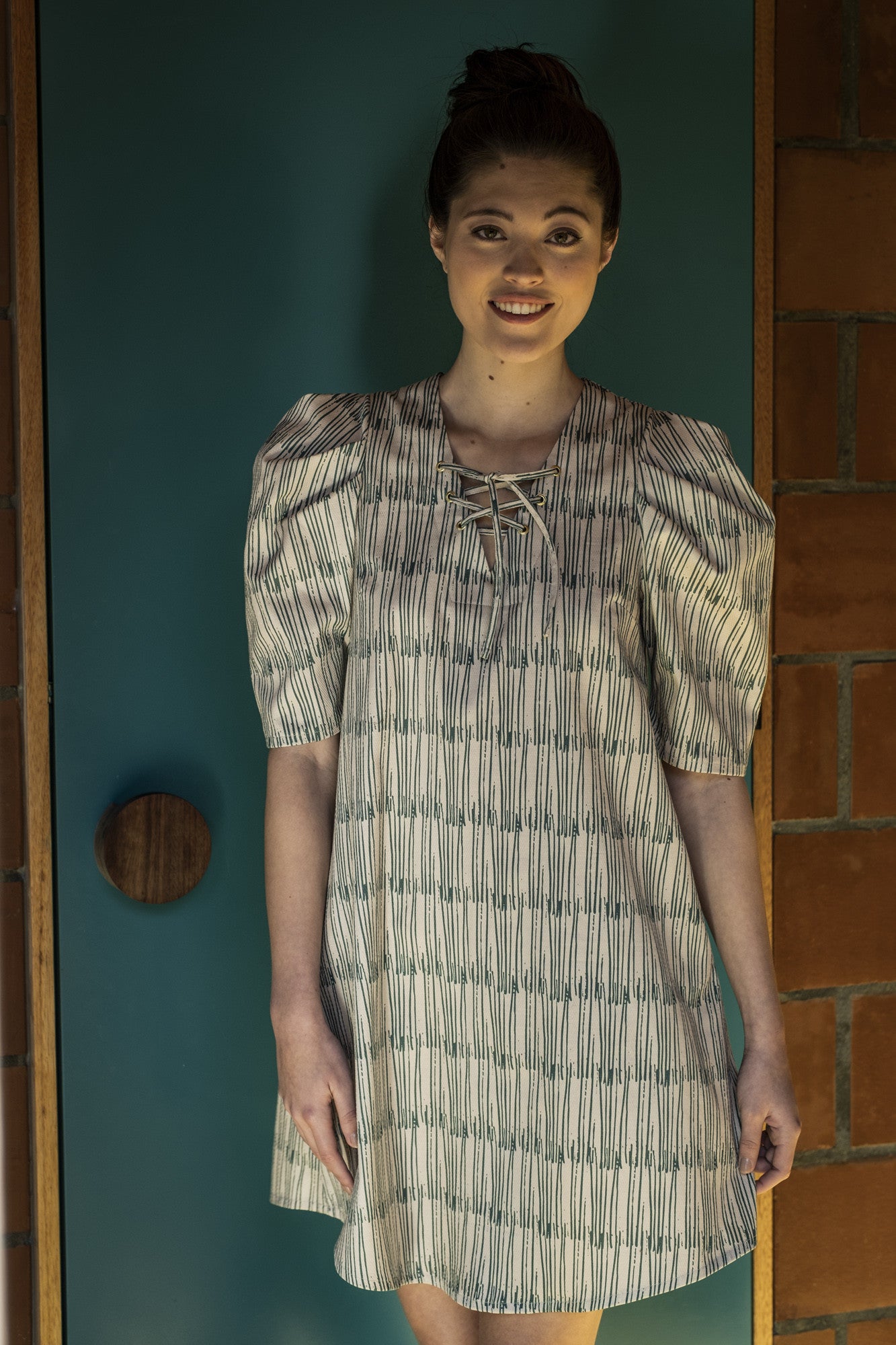 fibre-mood-wanda-robe-patron-de-couture-mini-robe-manches-drap-es-3-4-tailles-32 image 7