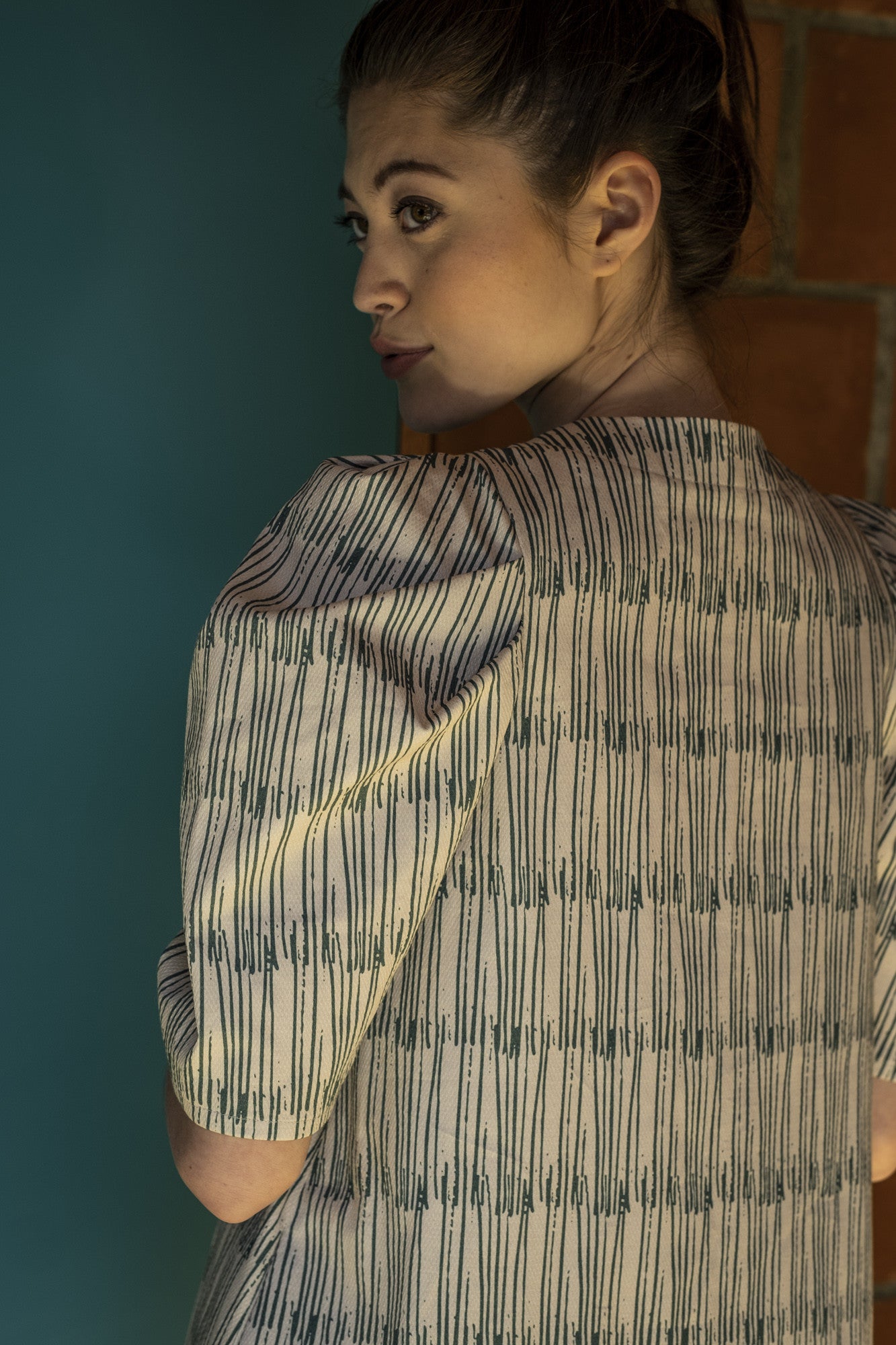 fibre-mood-wanda-robe-patron-de-couture-mini-robe-manches-drap-es-3-4-tailles-32 image 5