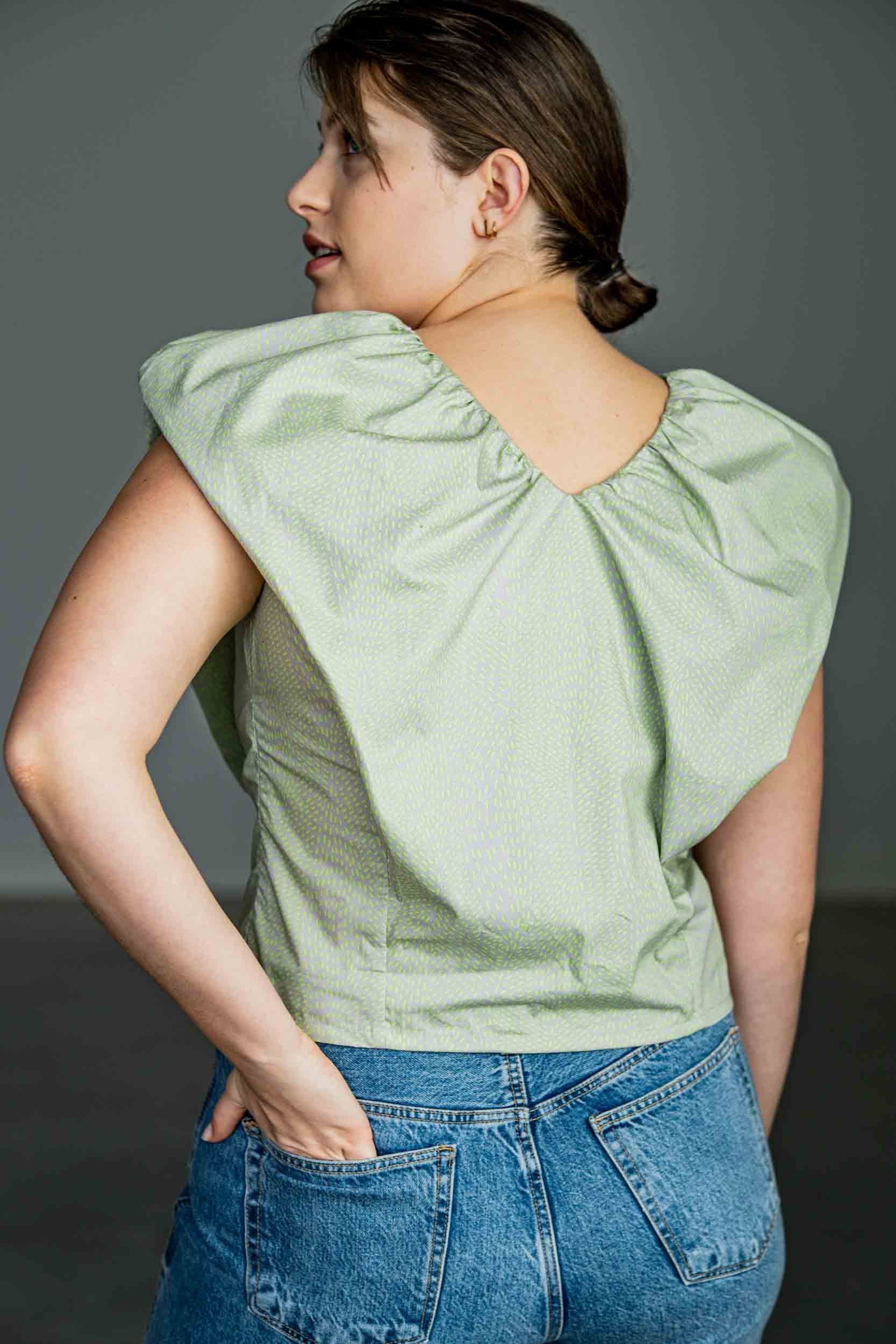 fibre-mood-nona-top-patron-de-couture-col-v-volant-t image 2