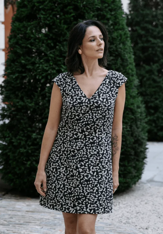 maison-fauve-p-tula-patron-couture-robe-et-blouse-femme-pochette-col-v image 1