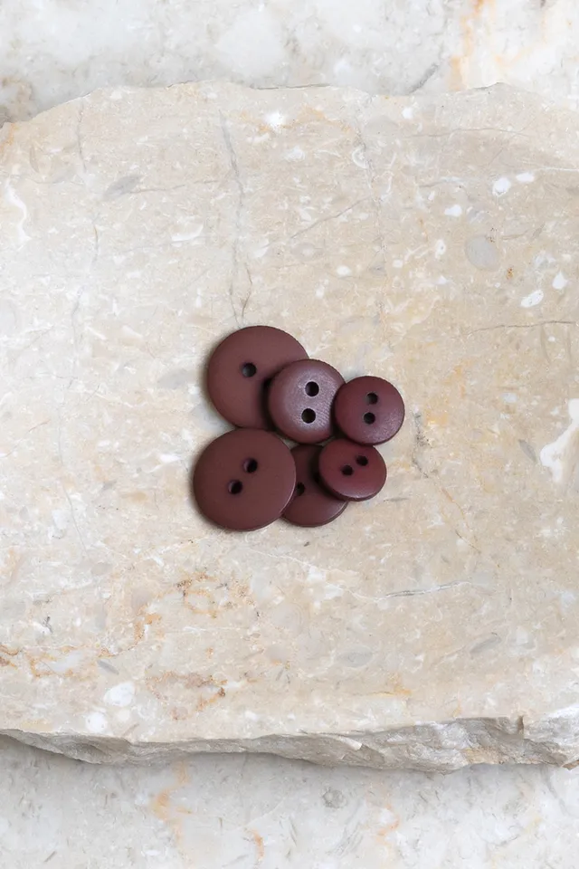 atelier-brunette-boutons-classic-matte-rust-crispy-brownie image 1
