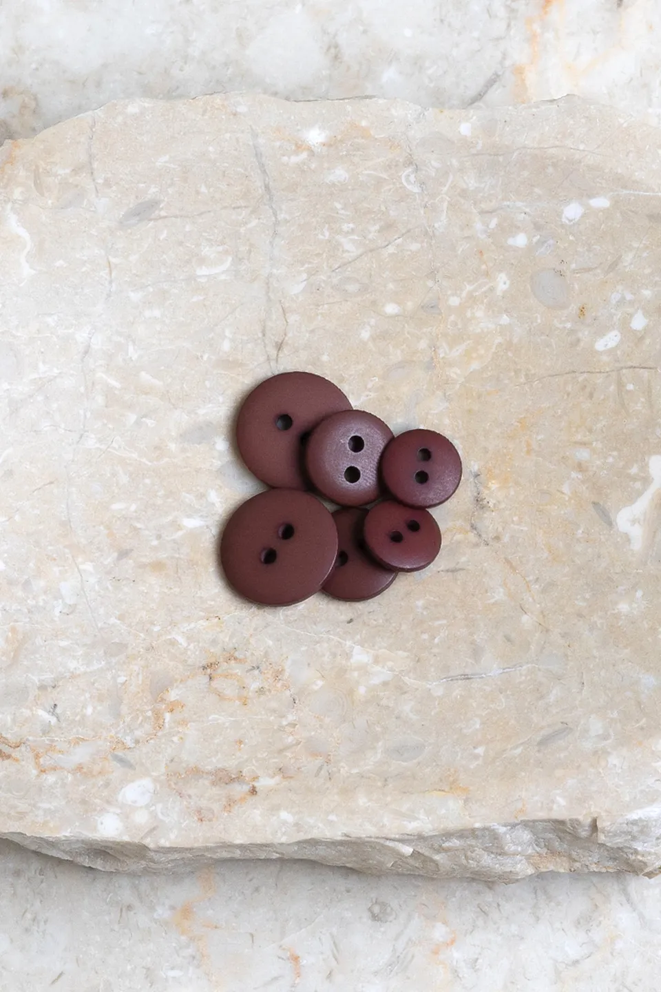 atelier-brunette-boutons-classic-matte-rust-crispy-brownie image 1