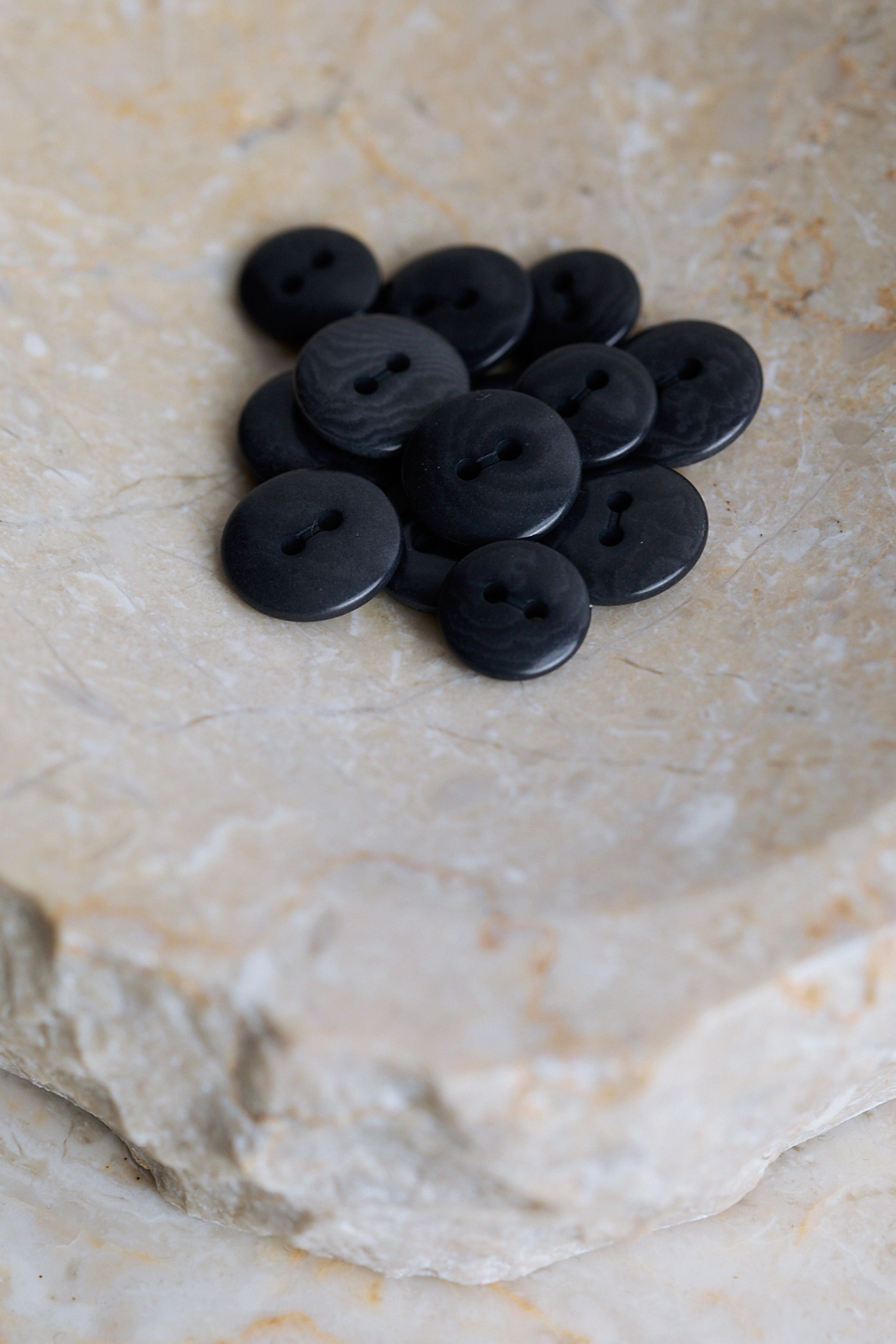 atelier-brunette-boutons-viny-night-deep-charcoal image 4