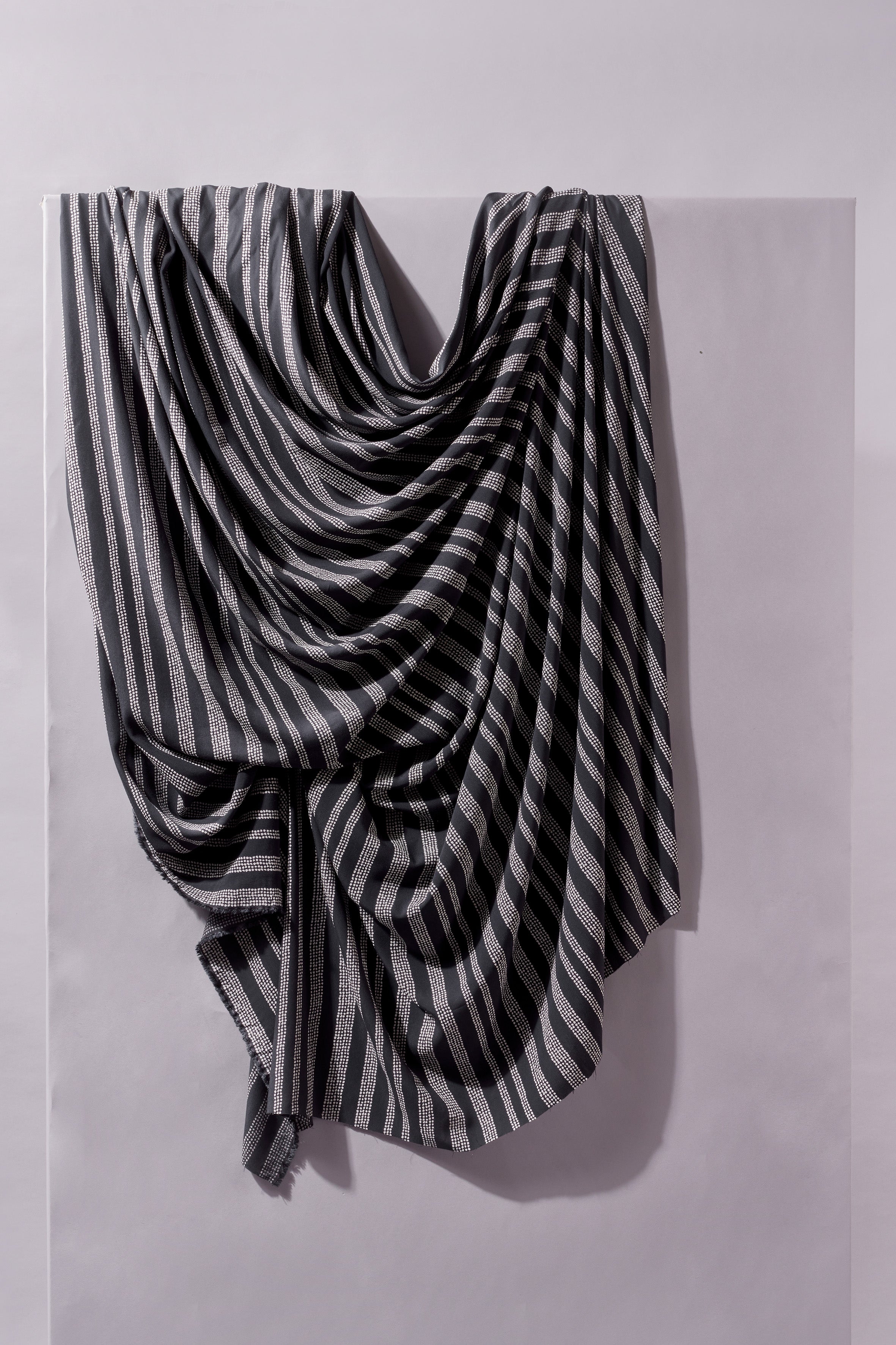 atelier-brunette-tissu-ga-a-deep-charcoal-kelsey-de-viscose-ecovero image 4