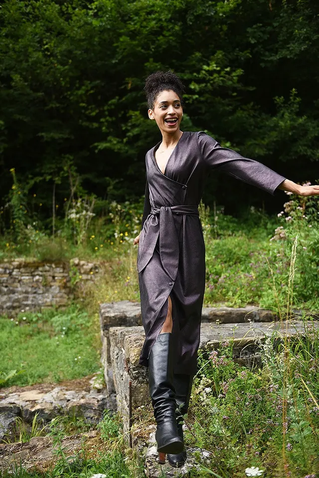 fibre-mood-izzy-robe-patron-de-couture-fausse-robe-portefeuille-ceinture image 1