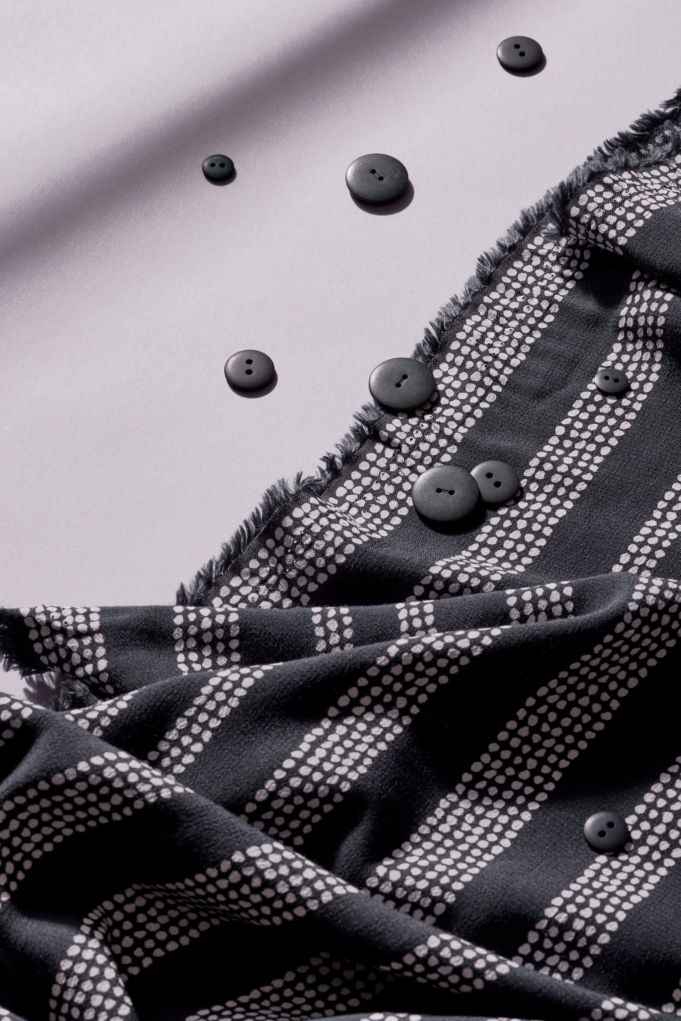 atelier-brunette-tissu-ga-a-deep-charcoal-kelsey-de-viscose-ecovero image 3