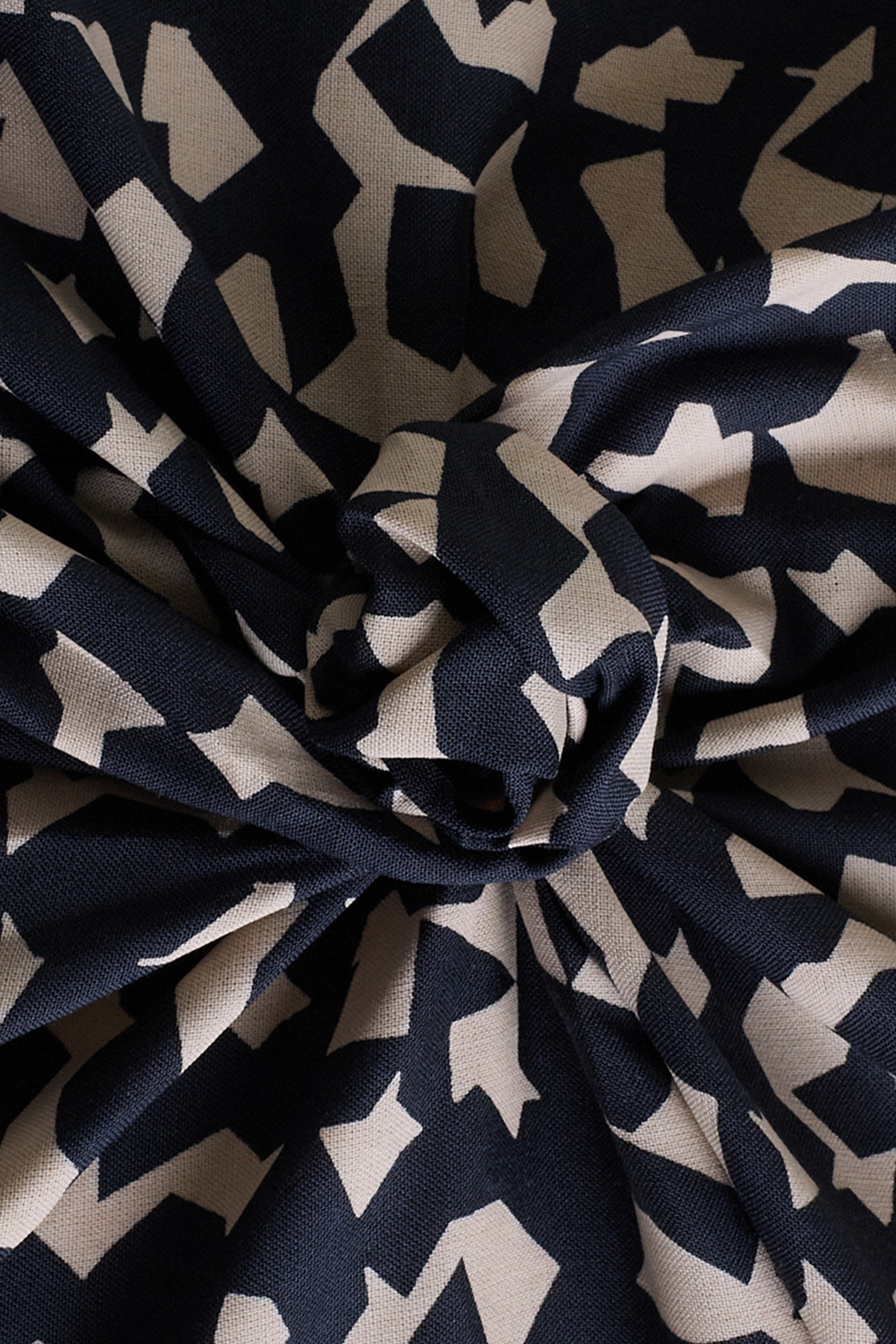 atelier-brunette-tissu-ekko-deep-charcoal-viscose-ecovero image 2