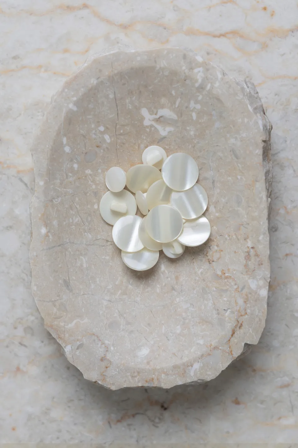 atelier-brunette-boutons-swing-off-white-boutons-sur-pied image 1