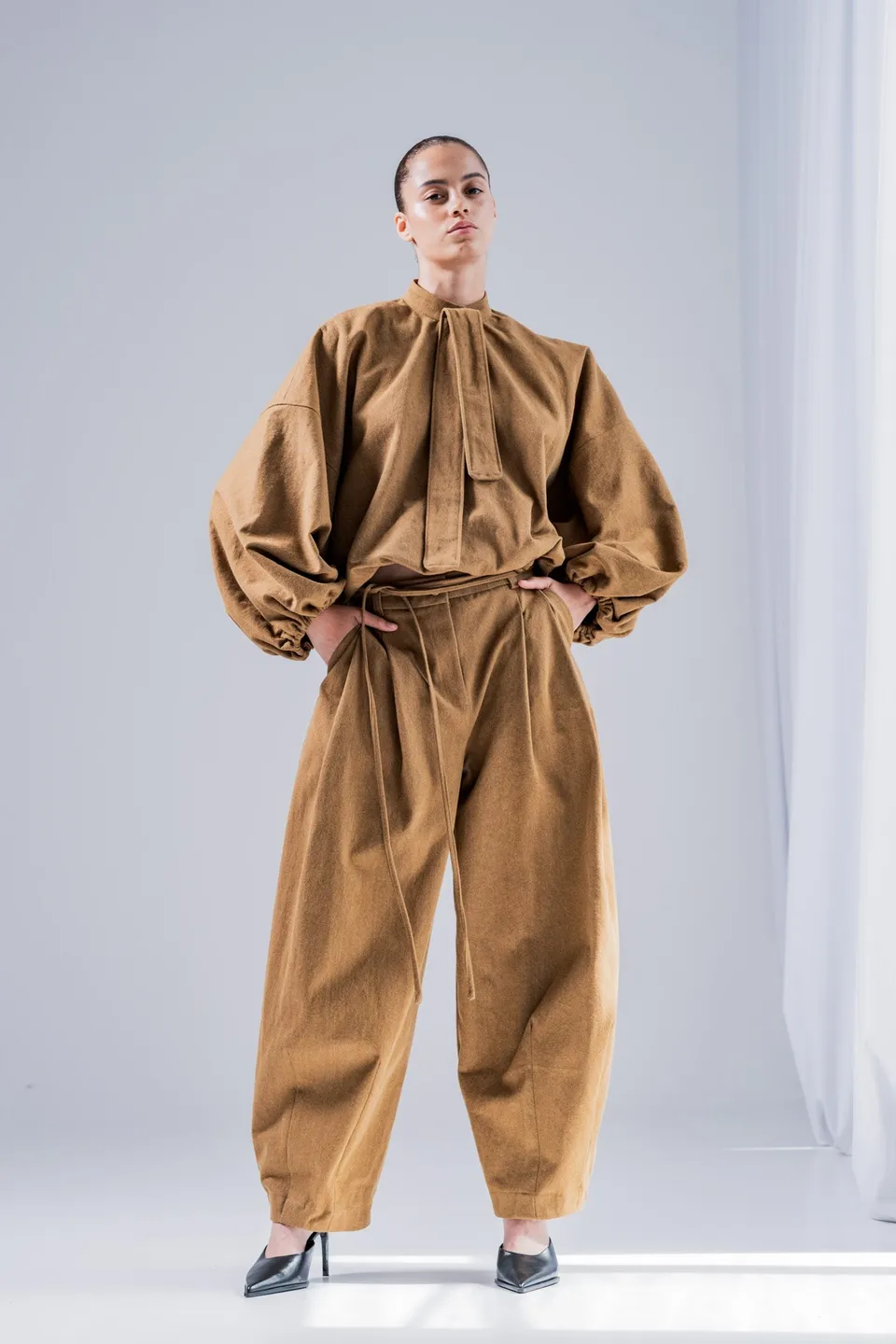 fibre-mood-kiva-pantalon-patron-de-couture-pantalon-plis-taille-32-60 image 1