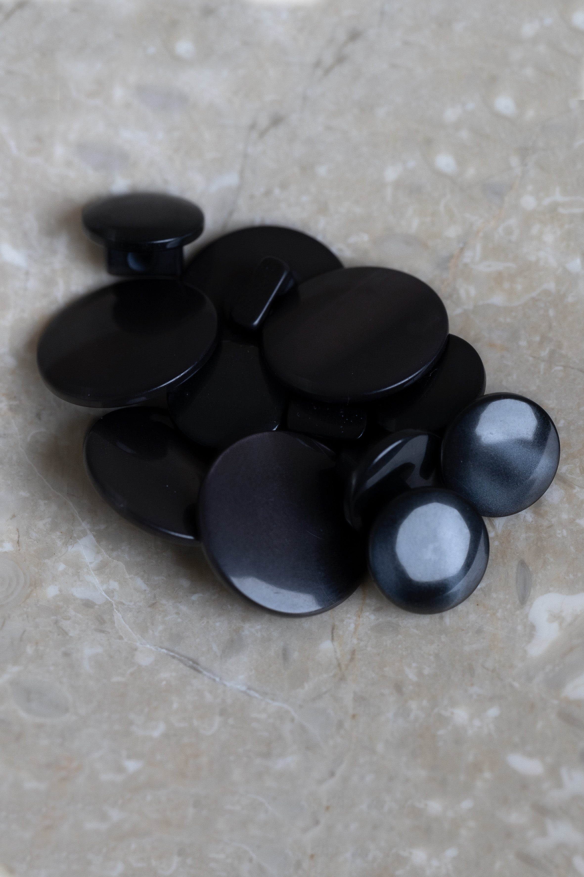 atelier-brunette-boutons-swing-night-deep-charcoal-boutons-sur-pied image 4