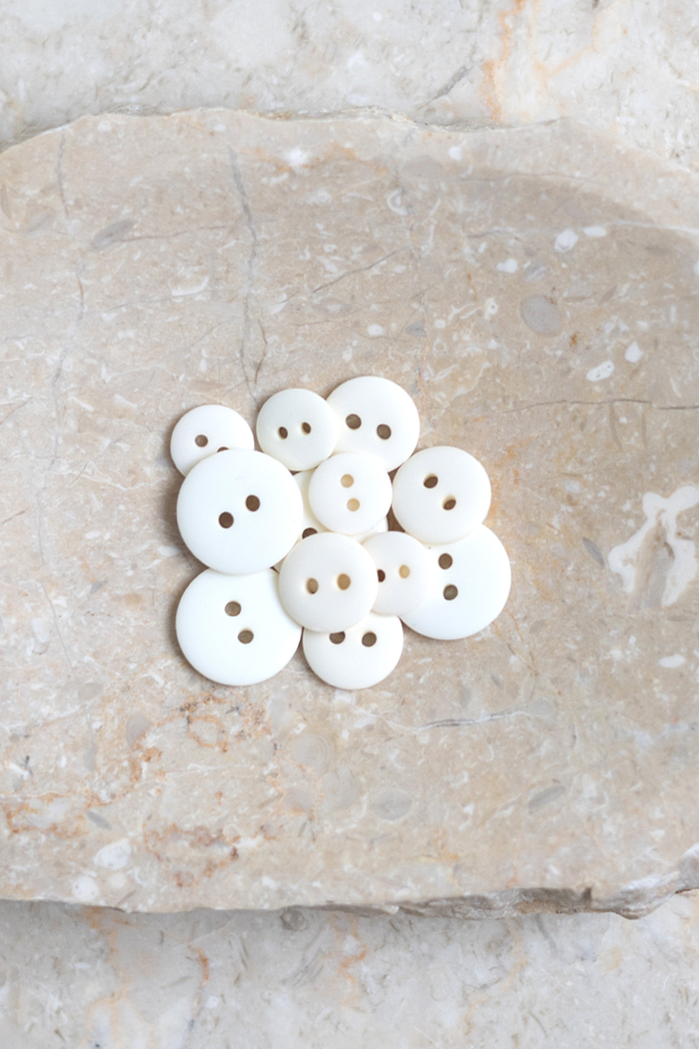 atelier-brunette-boutons-classic-matte-off-white-x-lot-boutons-polyester-teint image 1