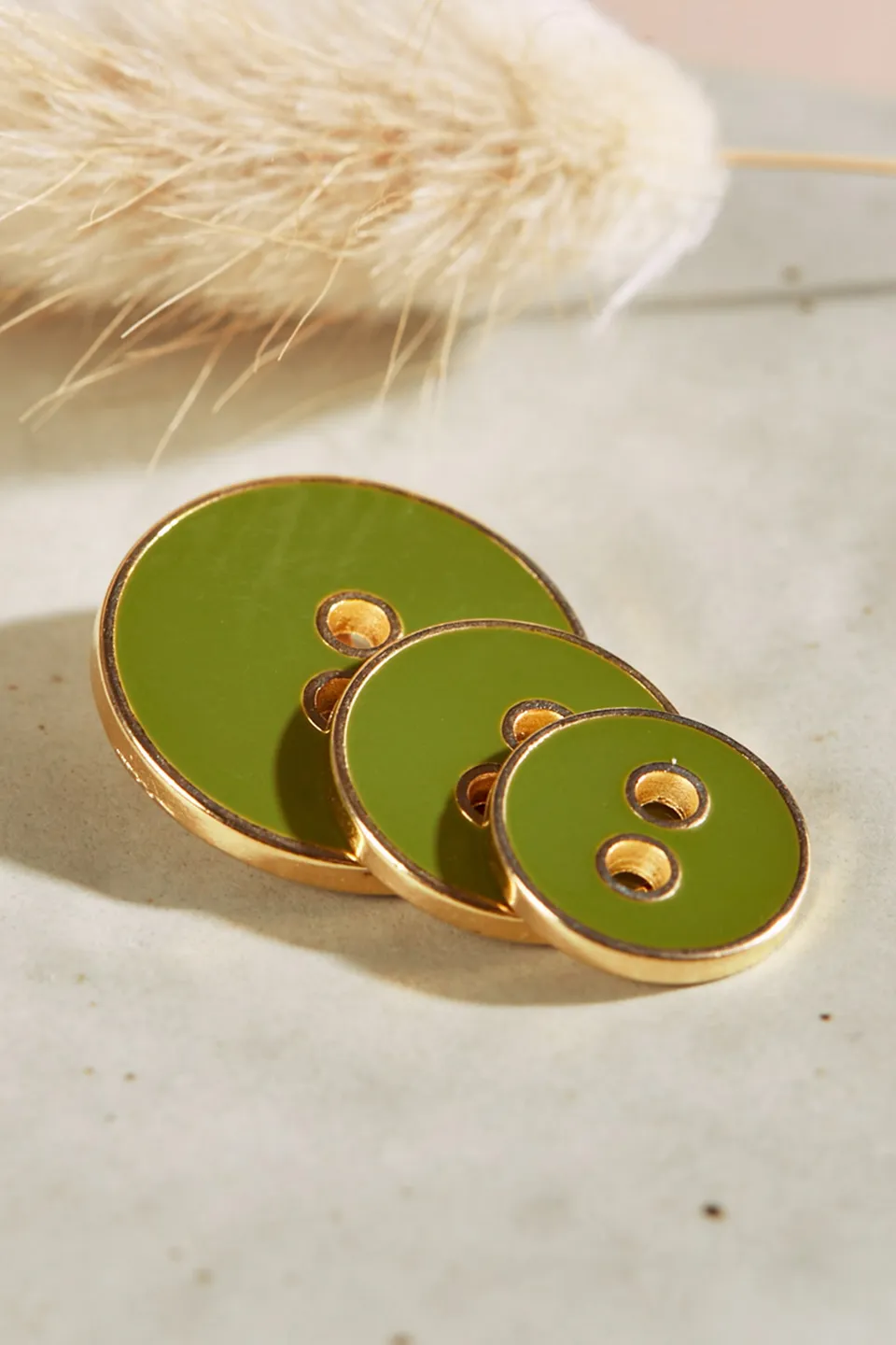 atelier-brunette-boutons-joy-matcha-leaf-x10-boutons-m-tal-dor image 1
