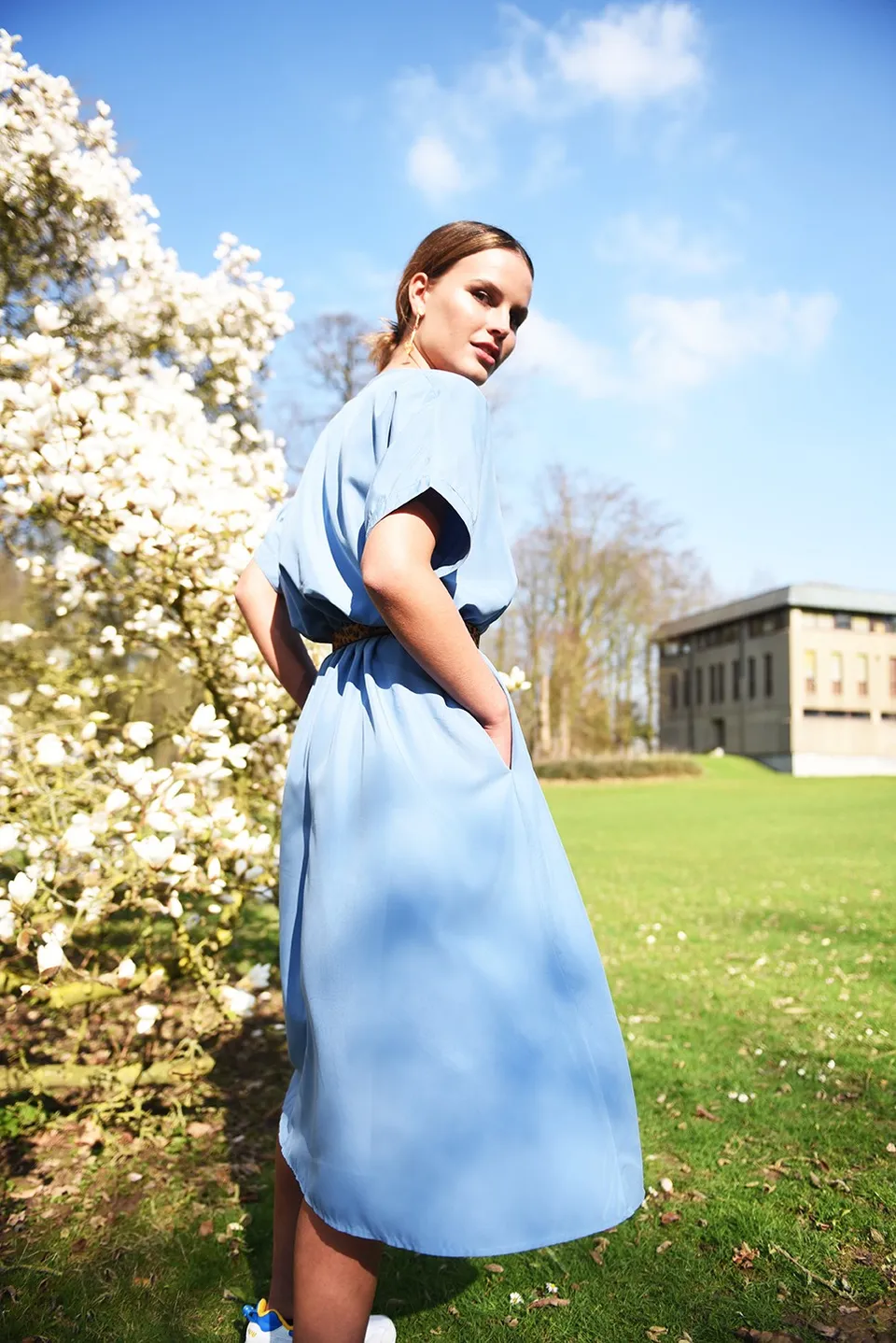 fibre-mood-taylor-robe-patron-de-couture-vas-e-col-v-taille-lastiqu-e image 1