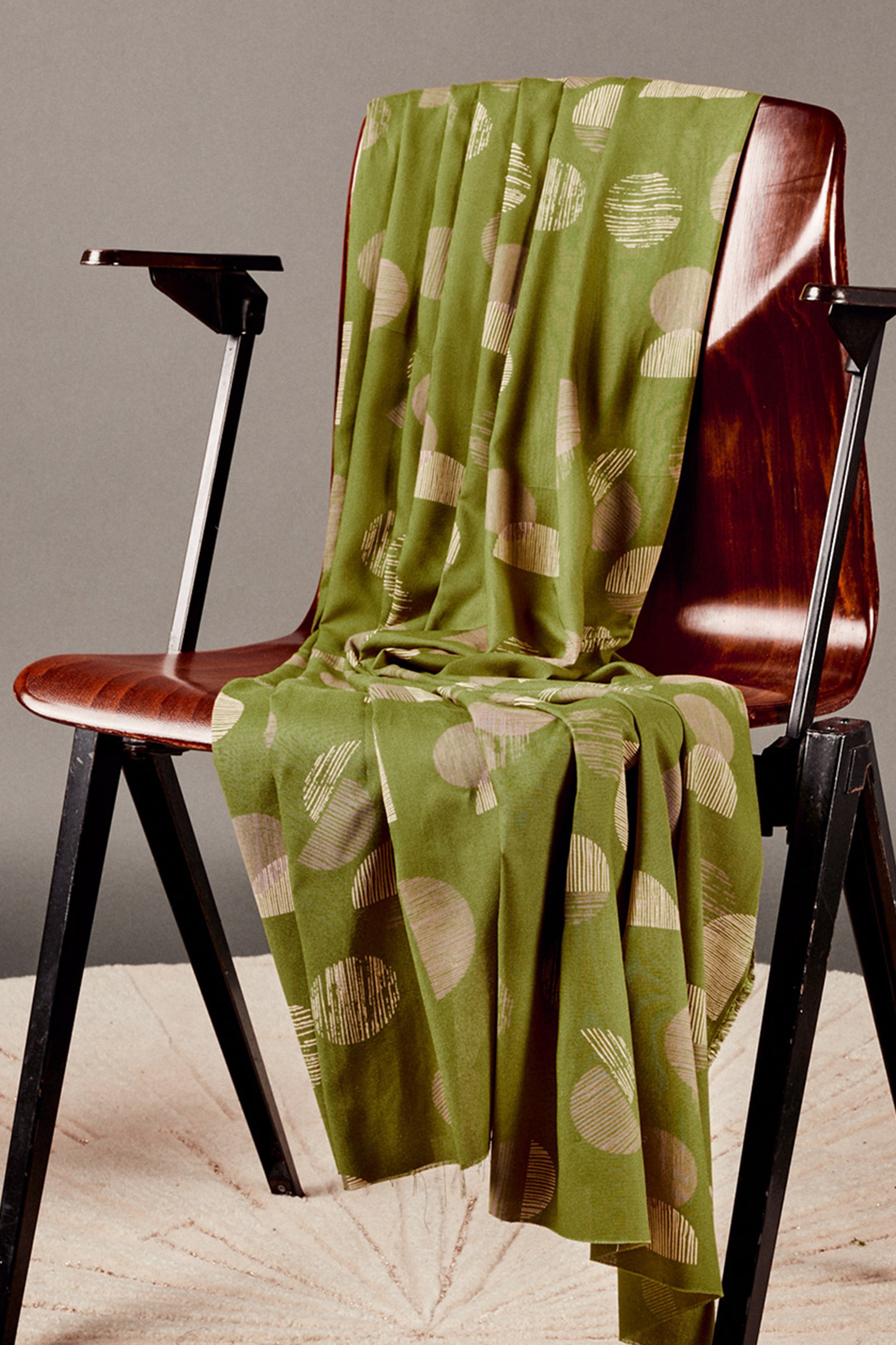 atelier-brunette-jane-matcha-leaf-tissu-viscose-ecovero-10-cm-x-140-cm image 2