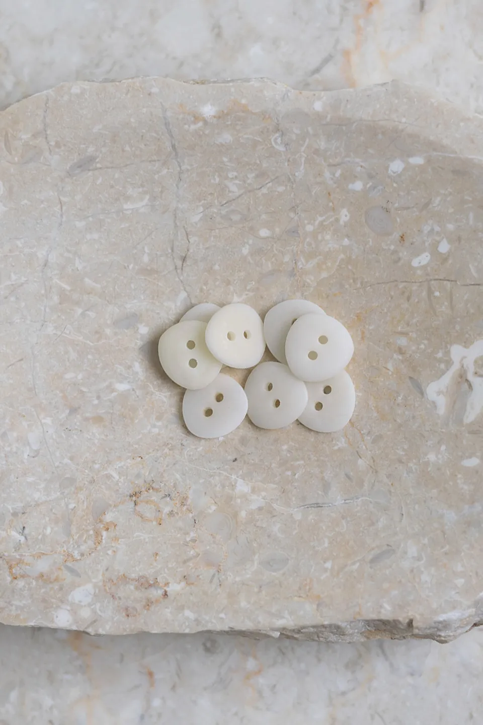 atelier-brunette-boutons-jaipur-off-white-en-corozo image 1