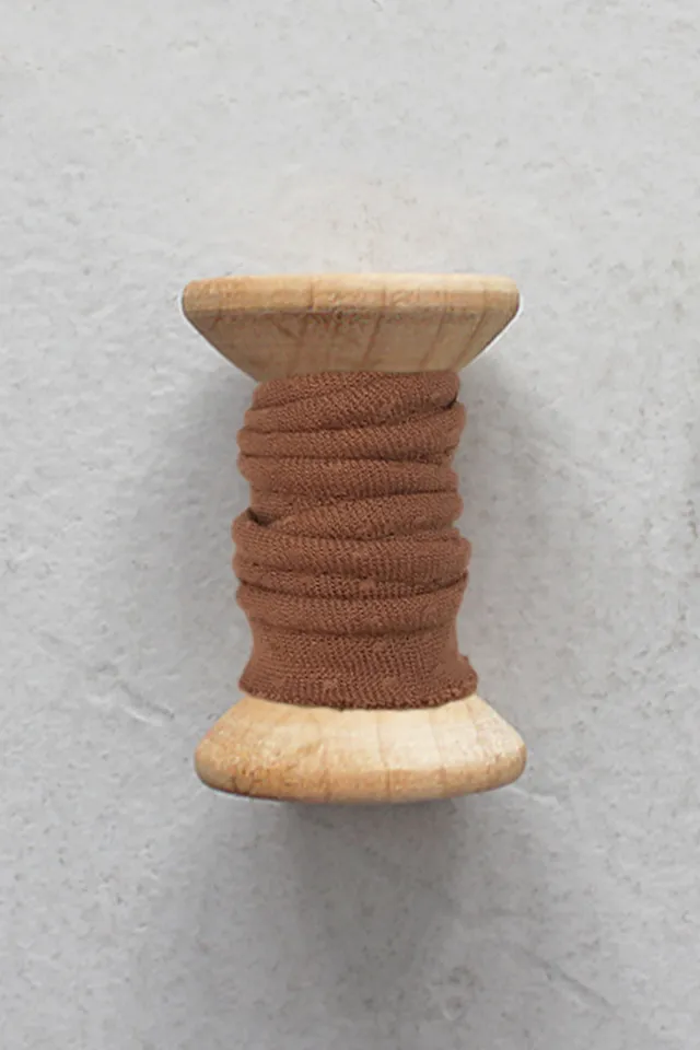 atelier-brunette-passepoil-dobby-chestnut-biais-passepoil-viscose-plumetis-1-cm image 1