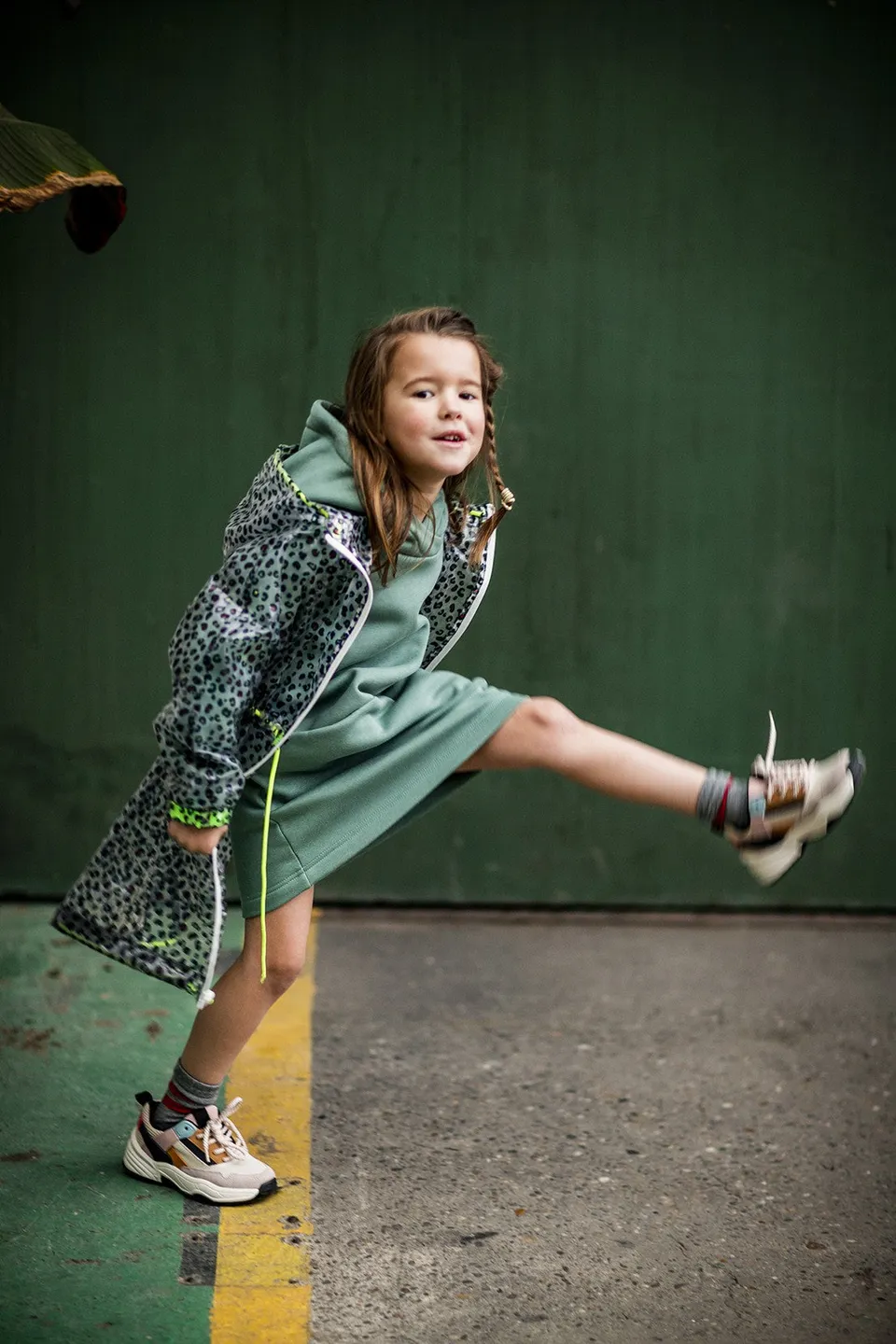 fibre-mood-becky-robe-patron-de-couture-enfant-2-14-ans-robe-sweat-capuche image 1