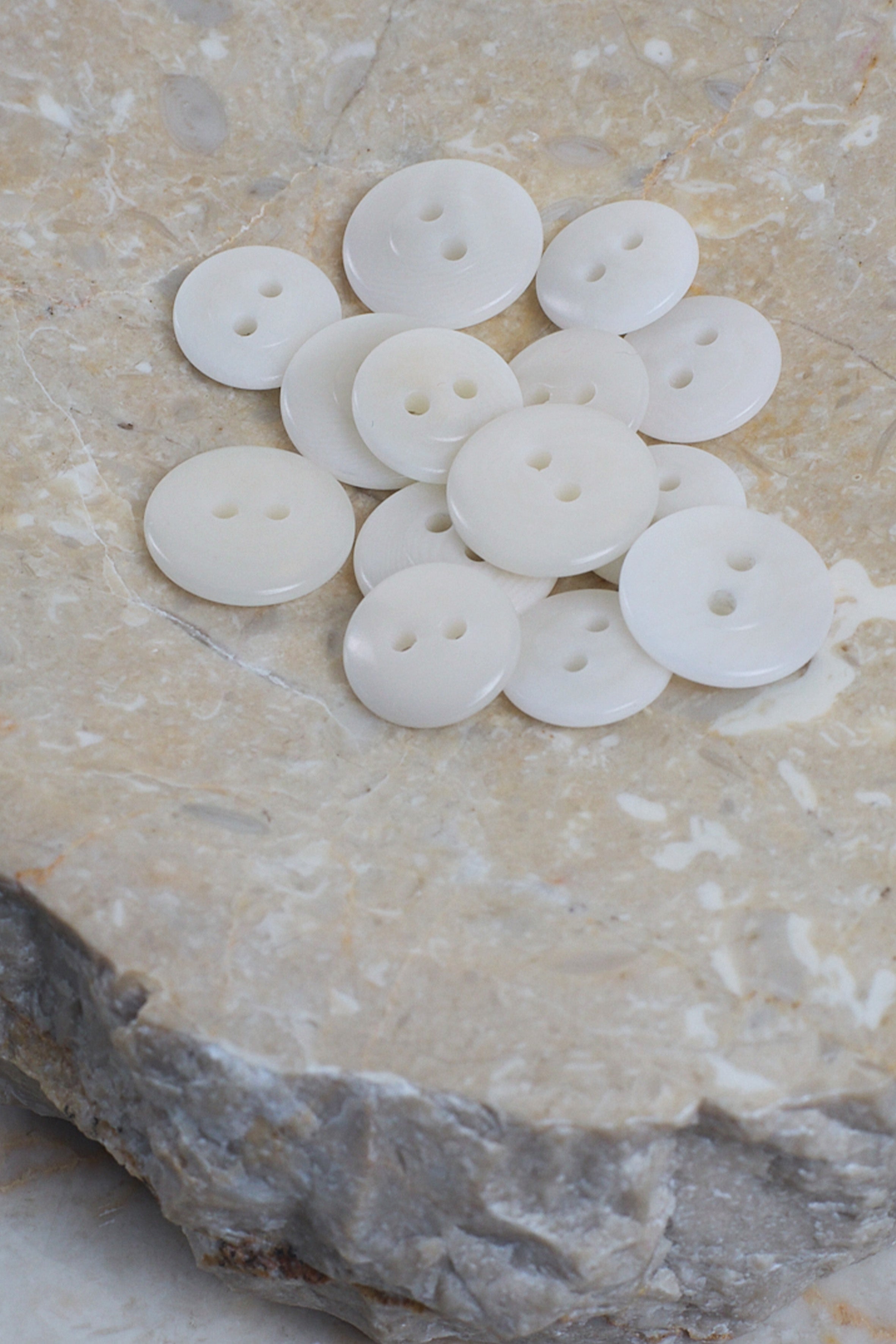 atelier-brunette-boutons-viny-off-white-en-corozo image 4