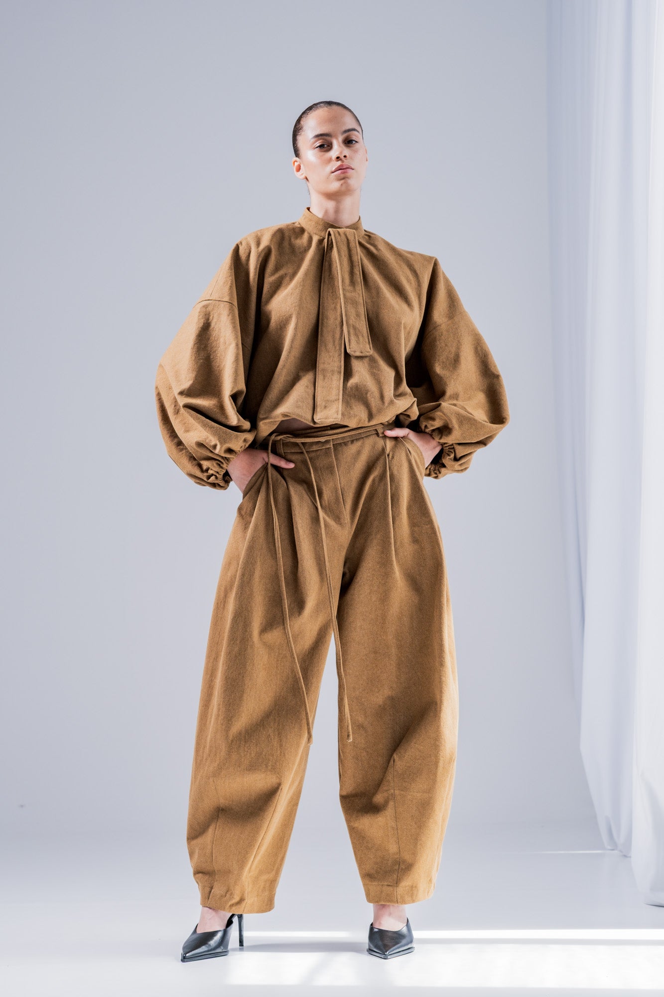 fibre-mood-kiva-pantalon-patron-de-couture-pantalon-plis-taille-32-60 image 1