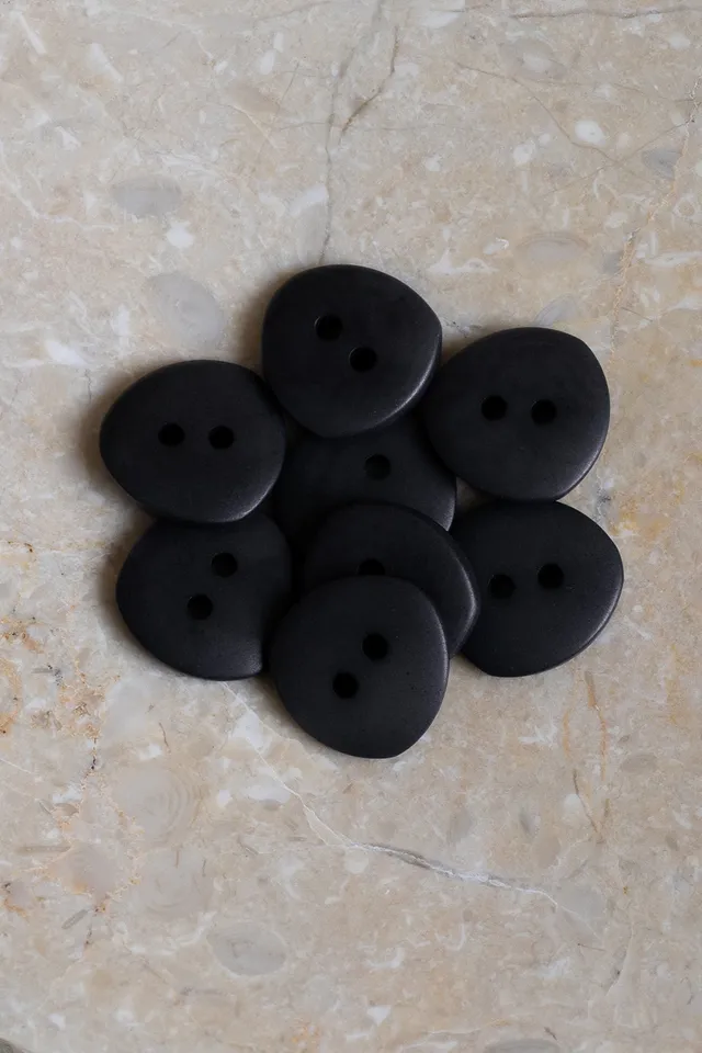 atelier-brunette-bouton-jaipur-black-en-corozo image 1