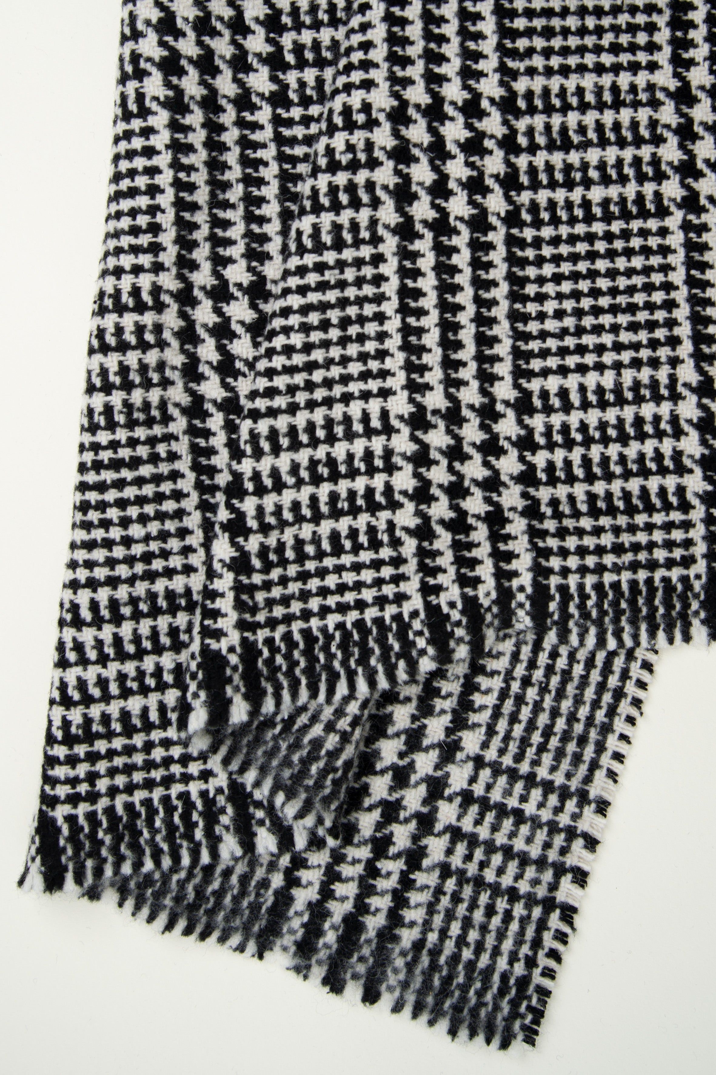 atelier-brunette-tissu-lainage-prince-de-galles-lainage-noir-et-blanc image 2