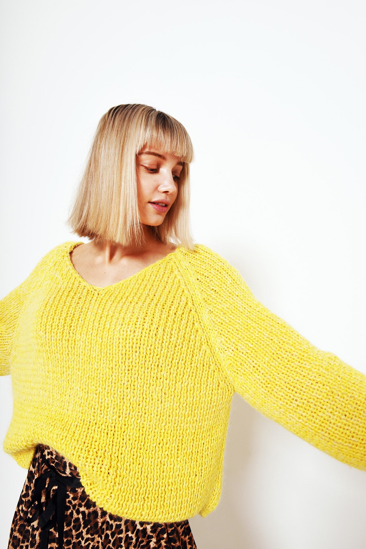fibre-mood-yvonne-pull-patron-de-tricot-pull-ample-col-v-xs-l image 2