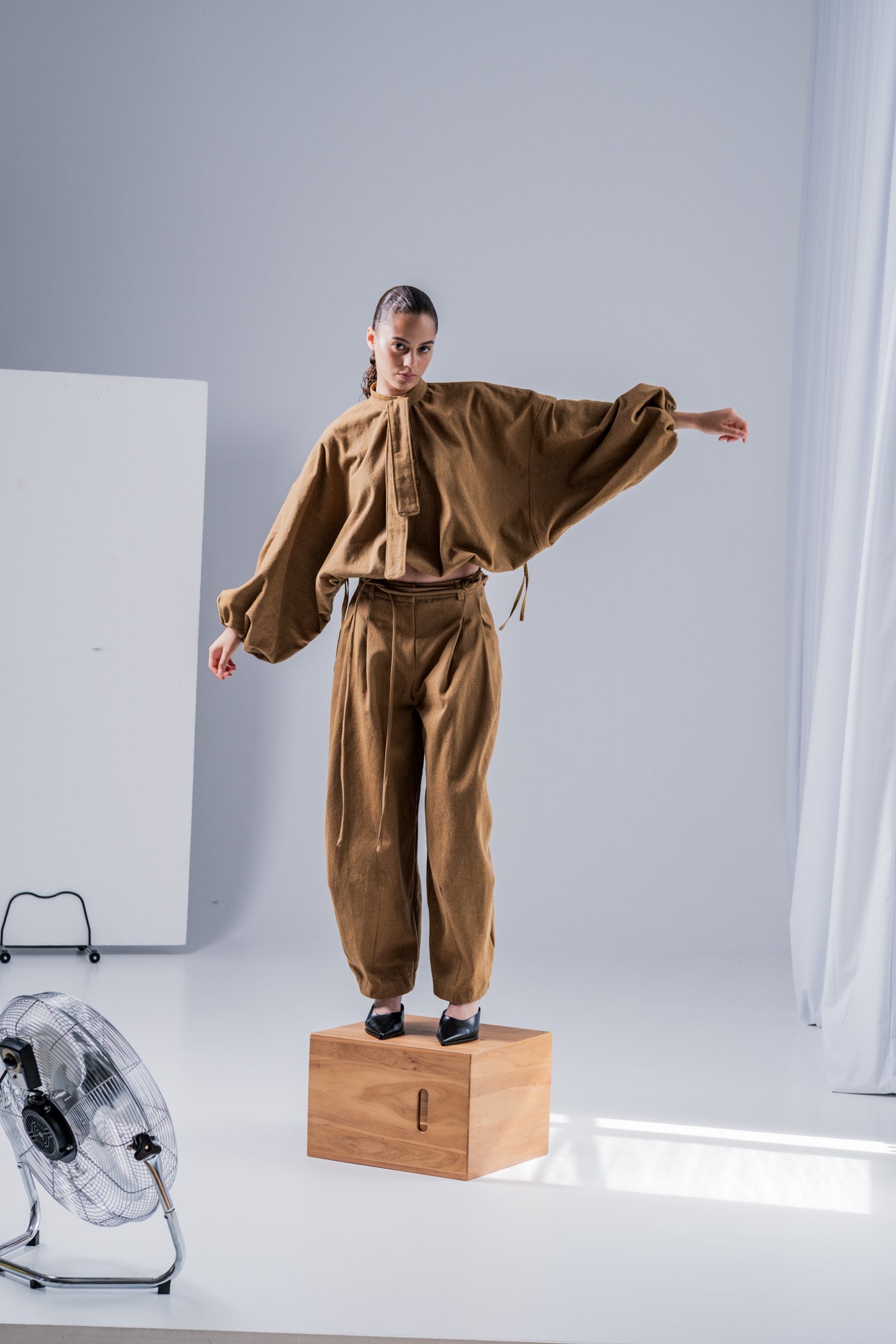 fibre-mood-kiva-pantalon-patron-de-couture-pantalon-plis-taille-32-60 image 2