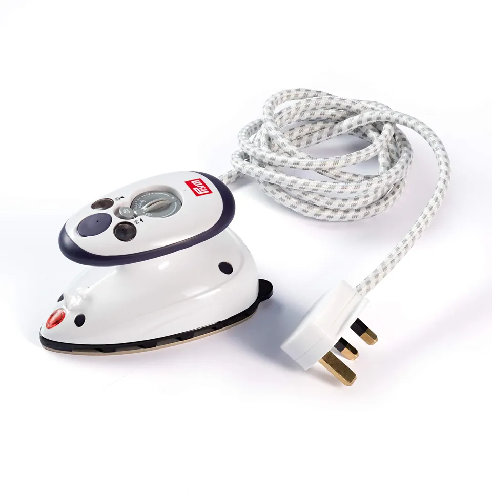 prym-mini-fer-repasser-vapeur-blanc-avec-gobelet-gradu-et-sac-de-transport image 1