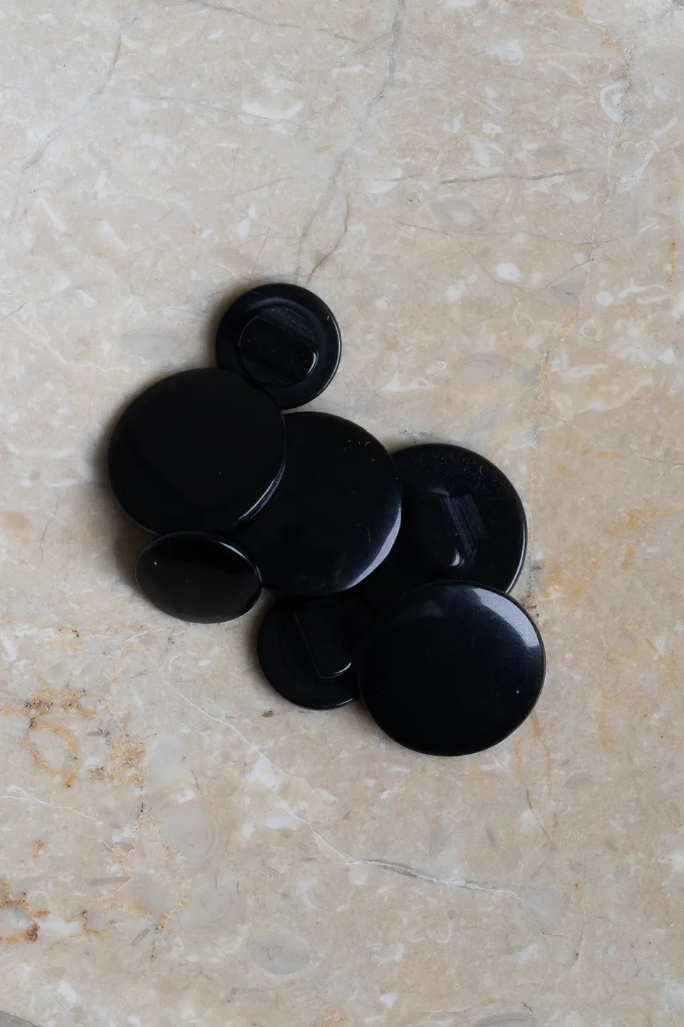 atelier-brunette-boutons-swing-black-boutons-sur-pied-polyester image 1