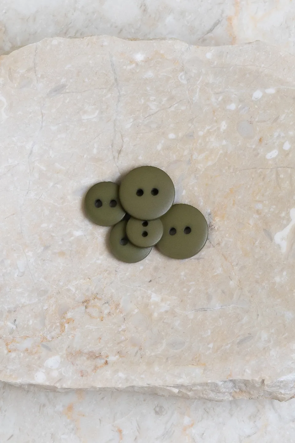 atelier-brunette-boutons-classic-matte-ivy-green-mercerie-couture image 1