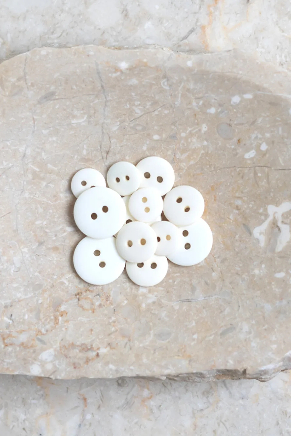 atelier-brunette-boutons-classic-matte-off-white-x-lot-boutons-polyester-teint image 1