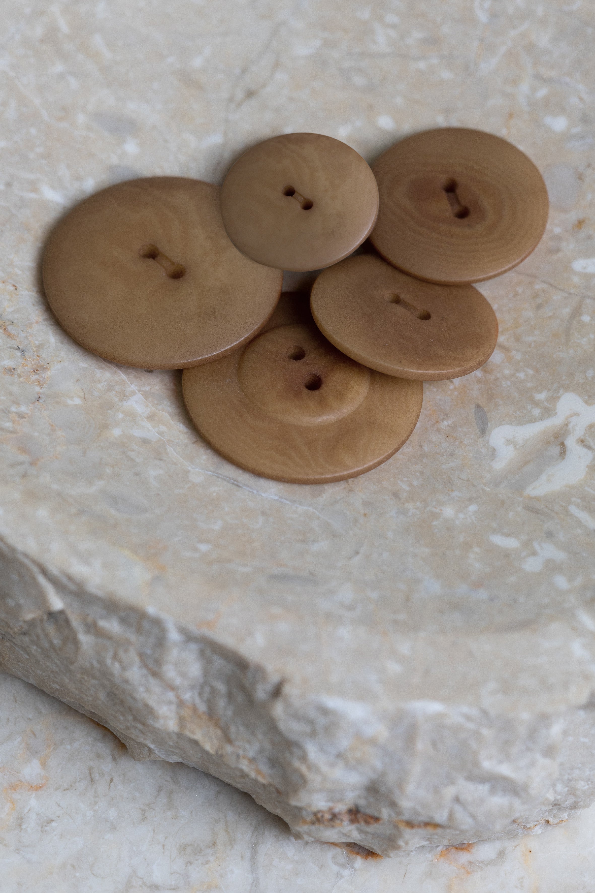 atelier-brunette-boutons-palm-iced-mocha-en-corozo image 2