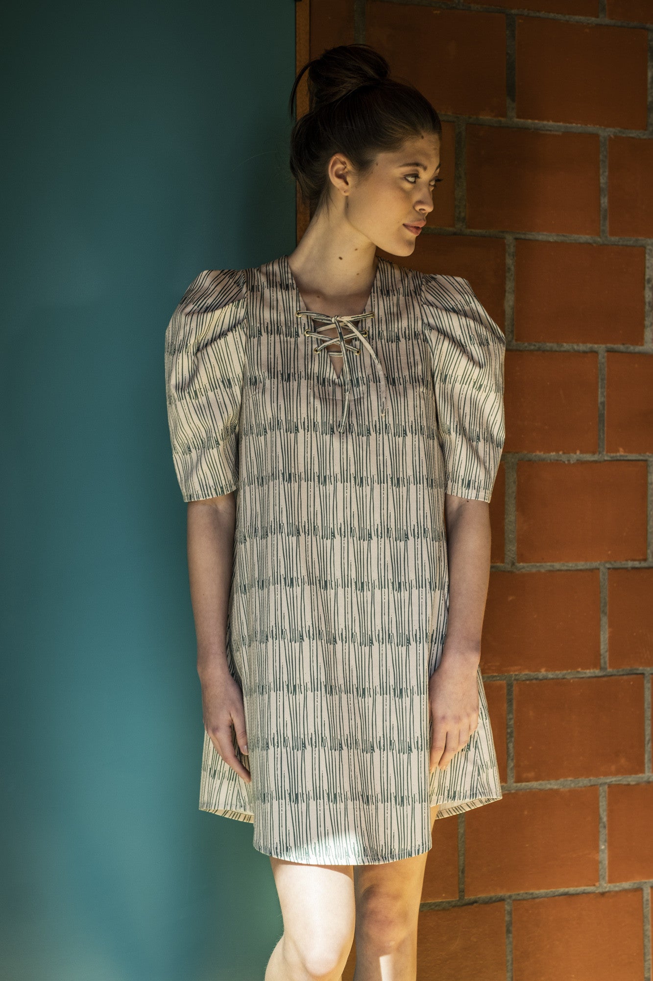 fibre-mood-wanda-robe-patron-de-couture-mini-robe-manches-drap-es-3-4-tailles-32 image 2