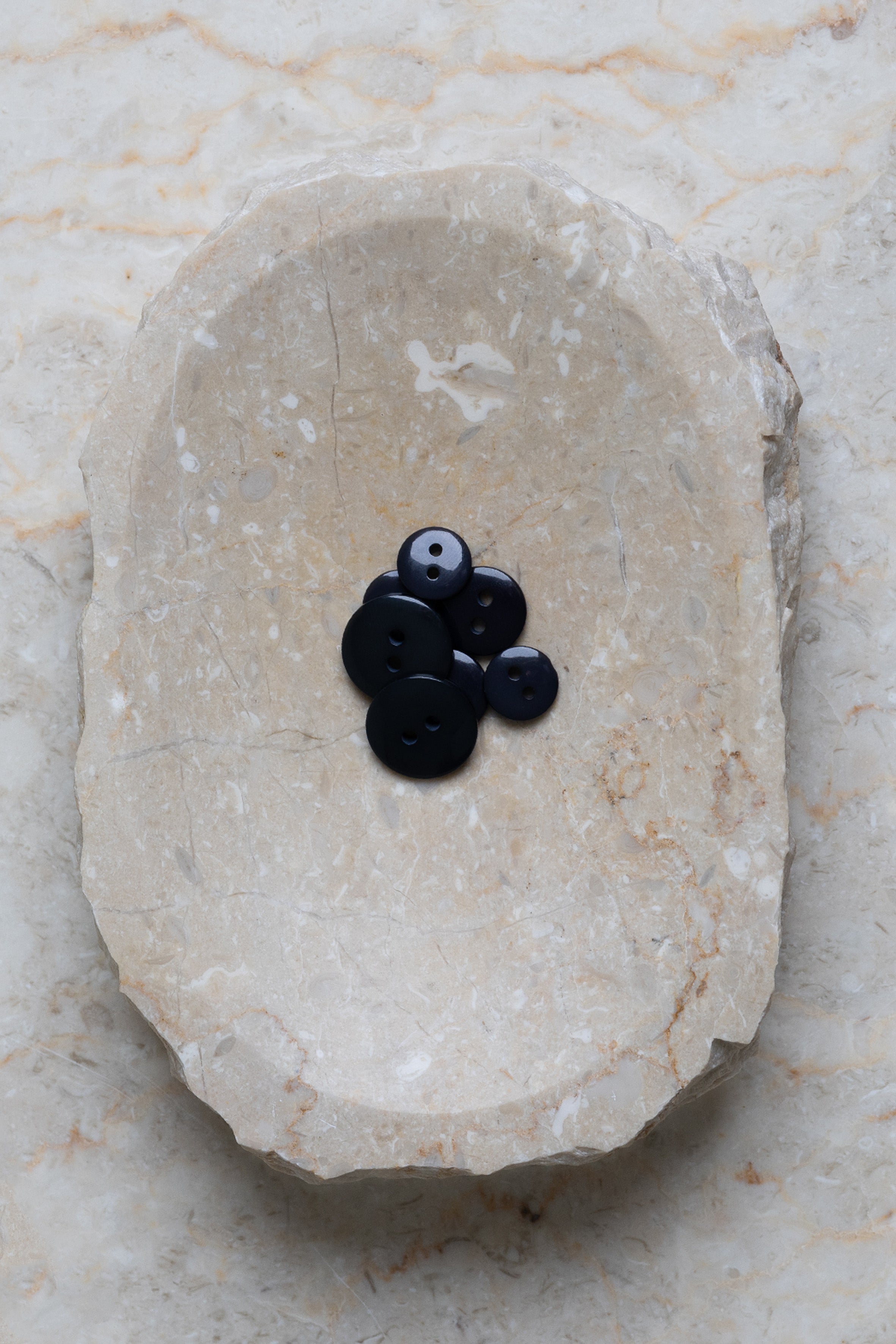 atelier-brunette-boutons-classic-shine-night-deep-charcoal-bouton-brillant image 3
