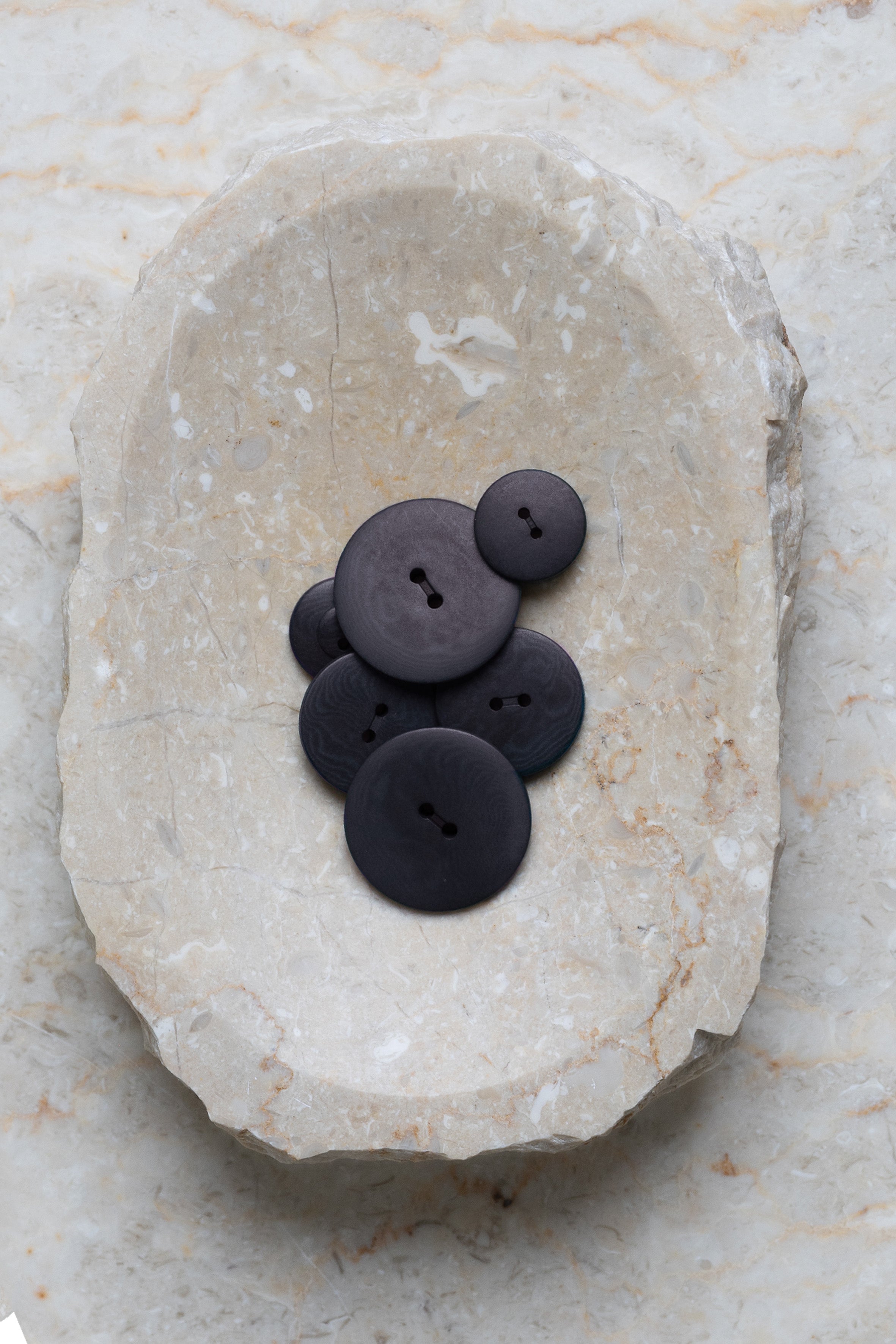 atelier-brunette-boutons-palm-night-deep-charcoal-boutons-corozo image 2