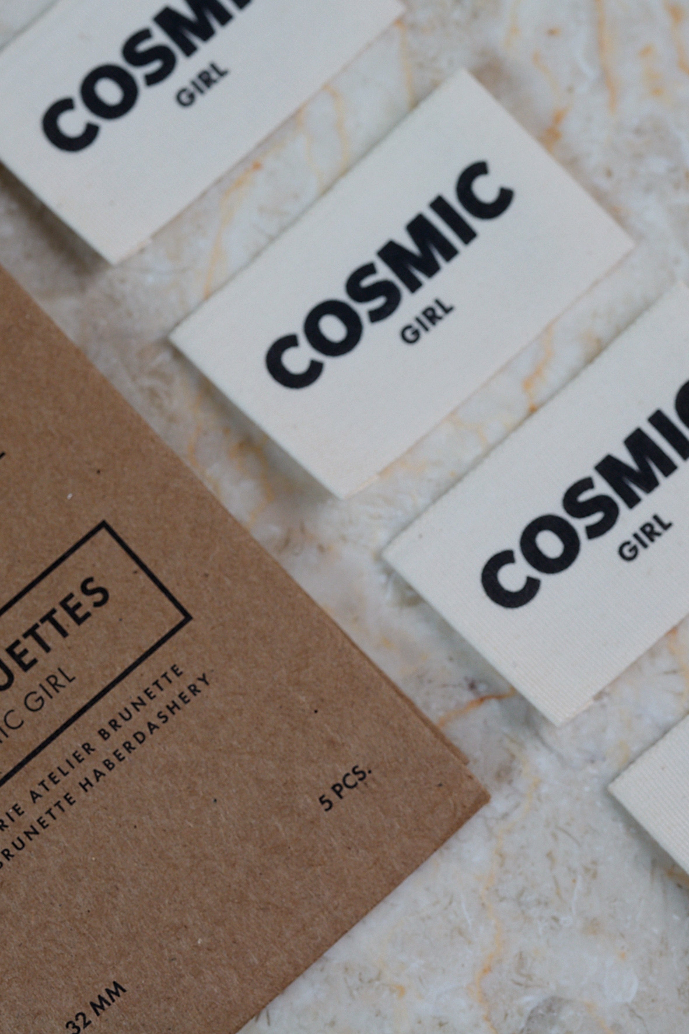 atelier-brunette-pack-5-tiquettes-tiss-es-cosmic-girl-coton-50x32-mm image 3