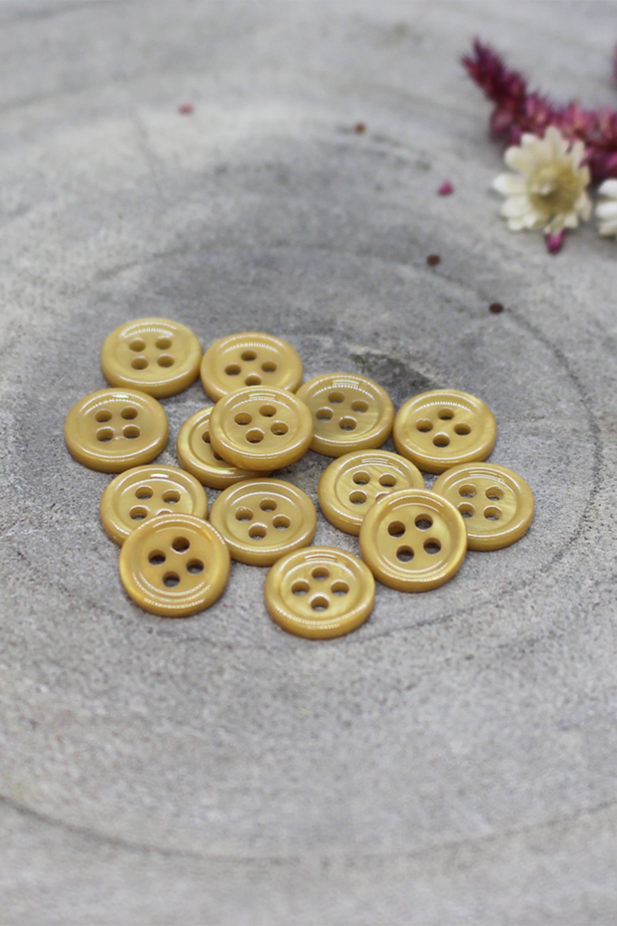atelier-brunette-boutons-bliss-mustard-x10-boutons-nacre-vernis image 1