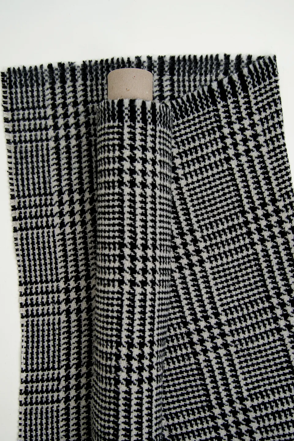 atelier-brunette-tissu-lainage-prince-de-galles-lainage-noir-et-blanc image 1