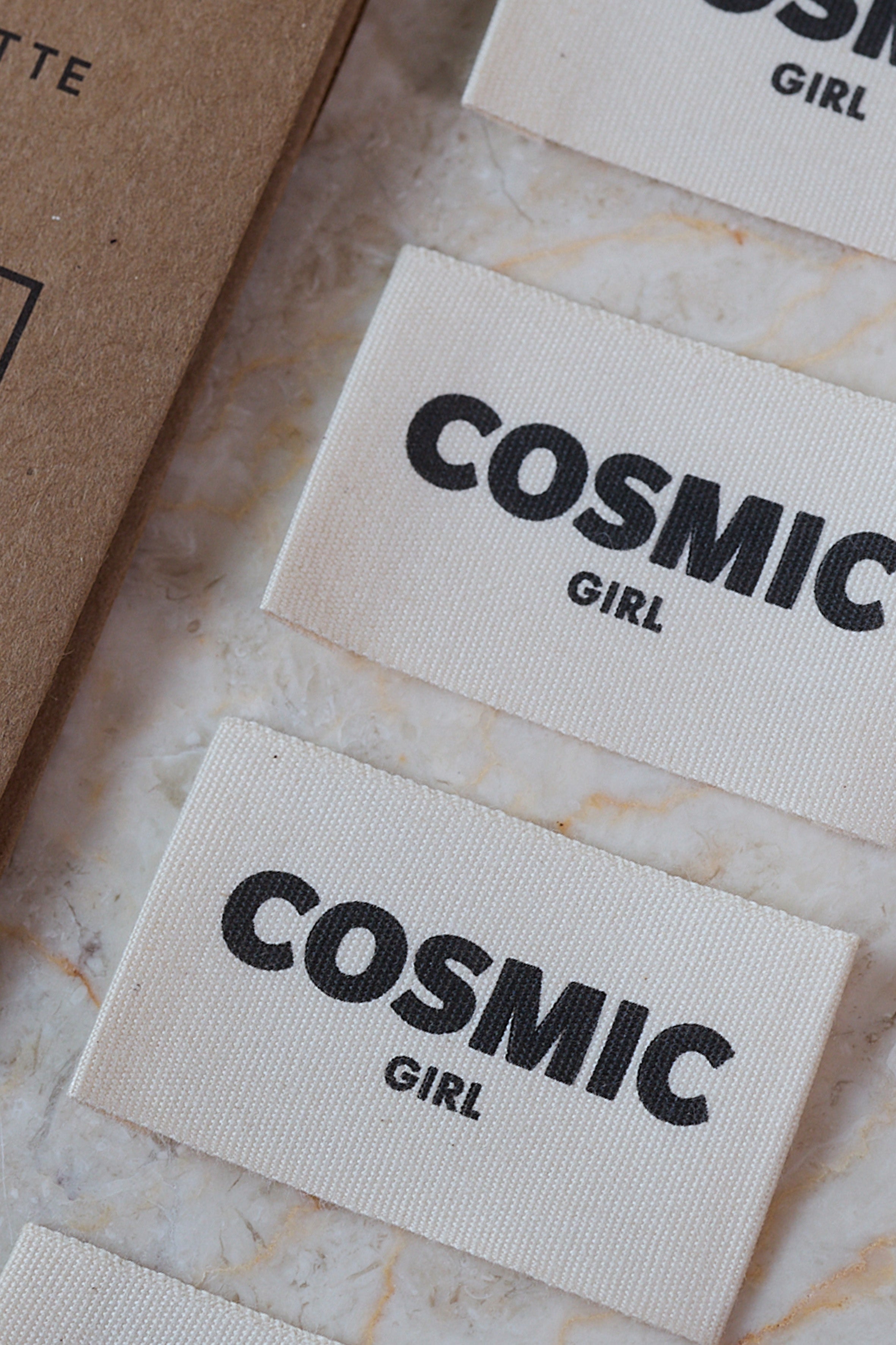 atelier-brunette-pack-5-tiquettes-tiss-es-cosmic-girl-coton-50x32-mm image 2
