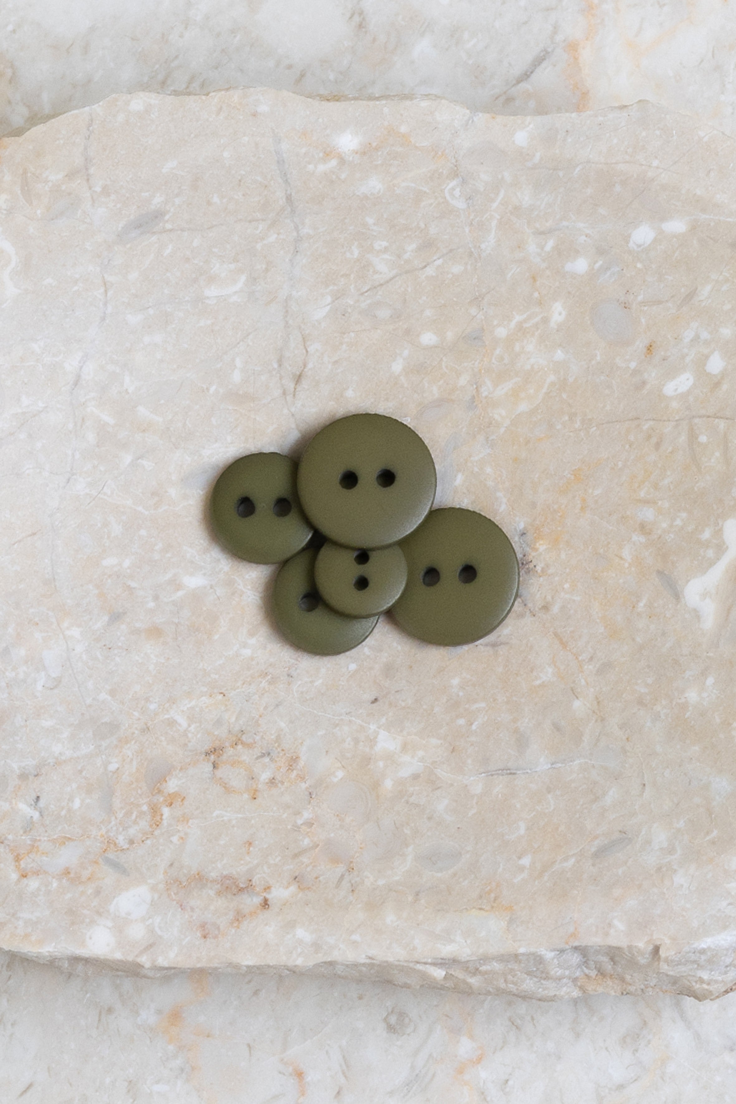 atelier-brunette-boutons-classic-matte-ivy-green-mercerie-couture image 1